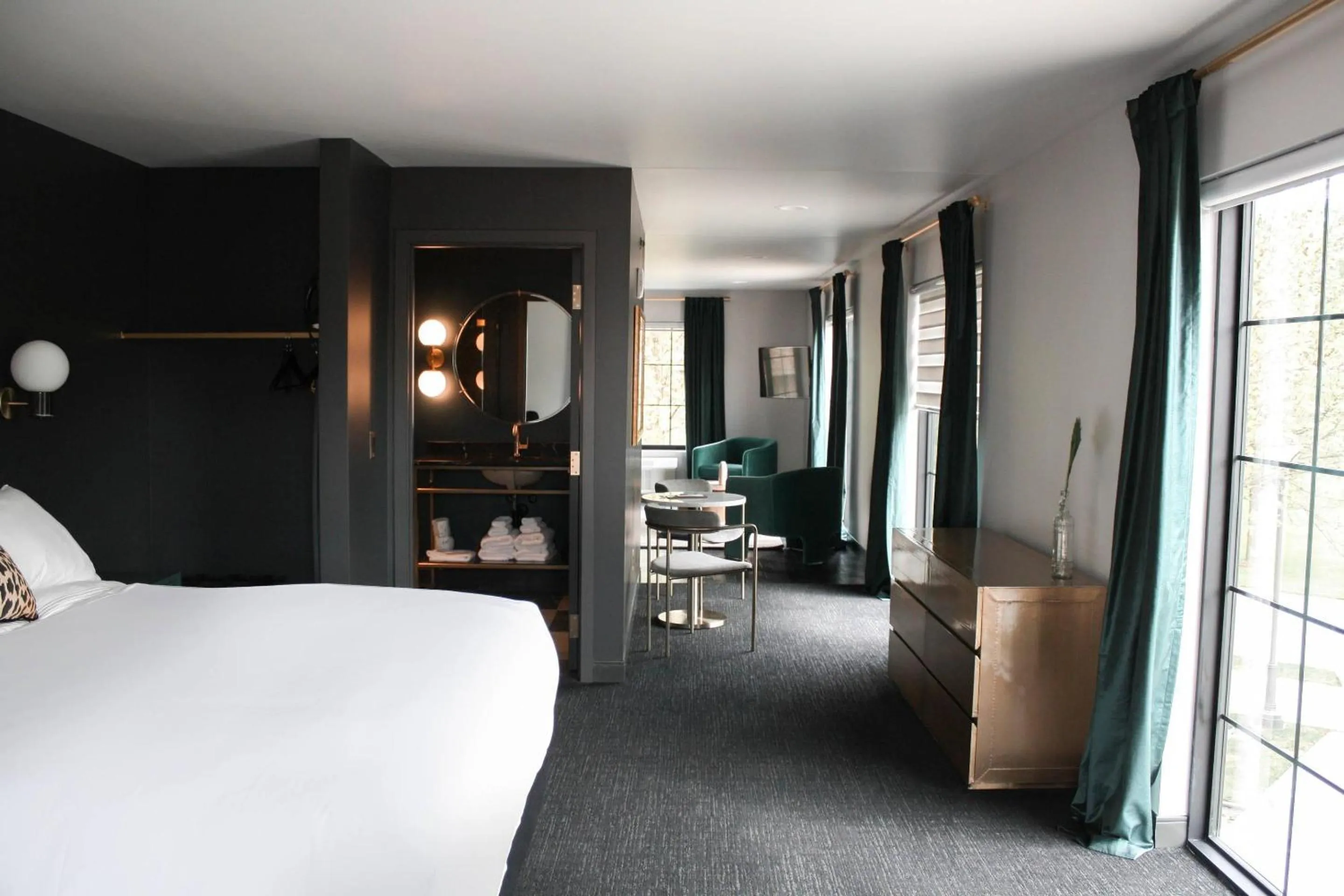 Bedroom, Bed in The Inn Hotel Lake Okoboji, an Ascend Collection Hotel