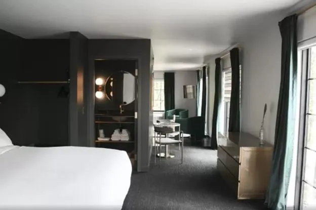 Bed in The Inn Hotel, Ascend Hotel Collection