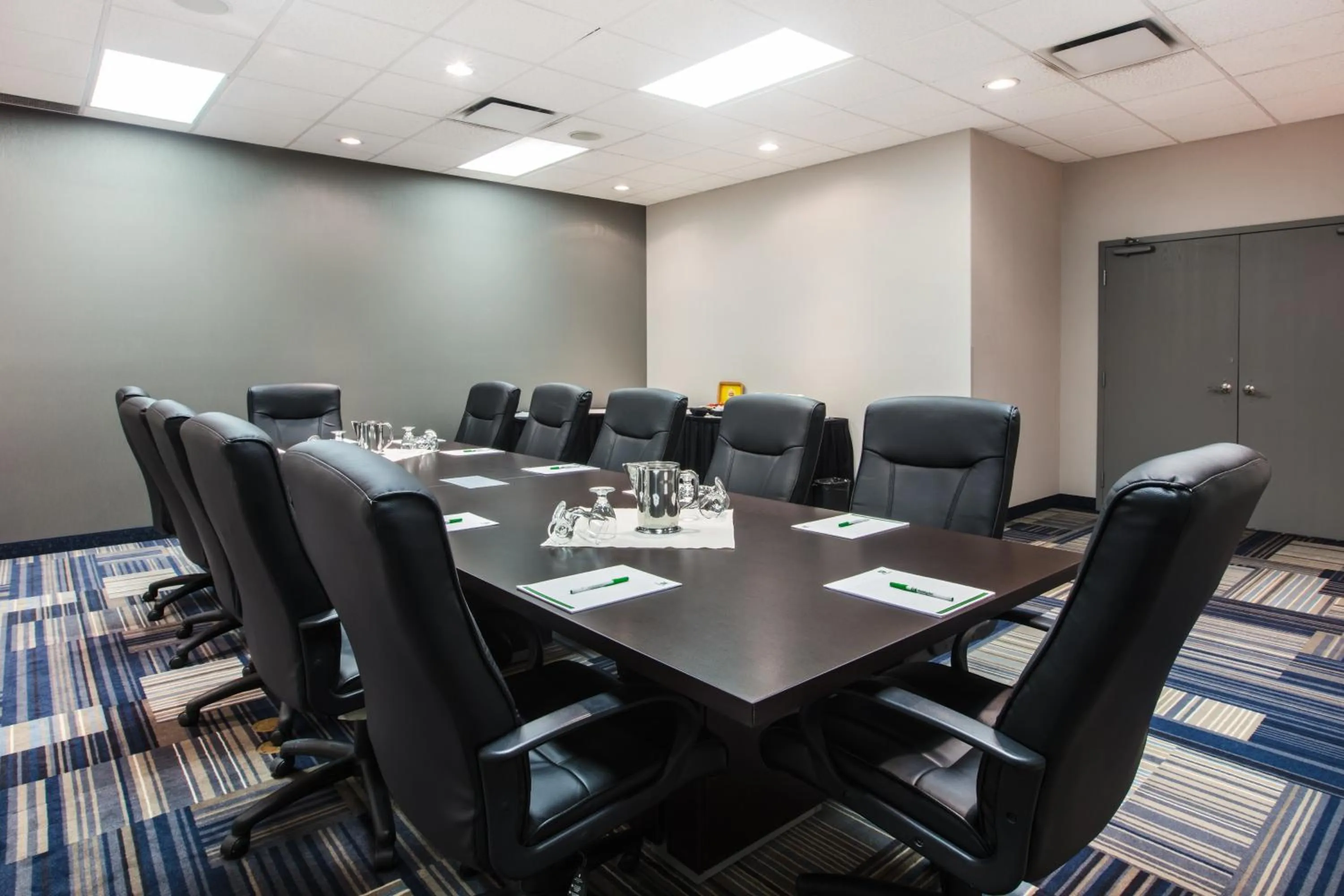 Meeting/conference room in Holiday Inn & Suites Grande Prairie by IHG