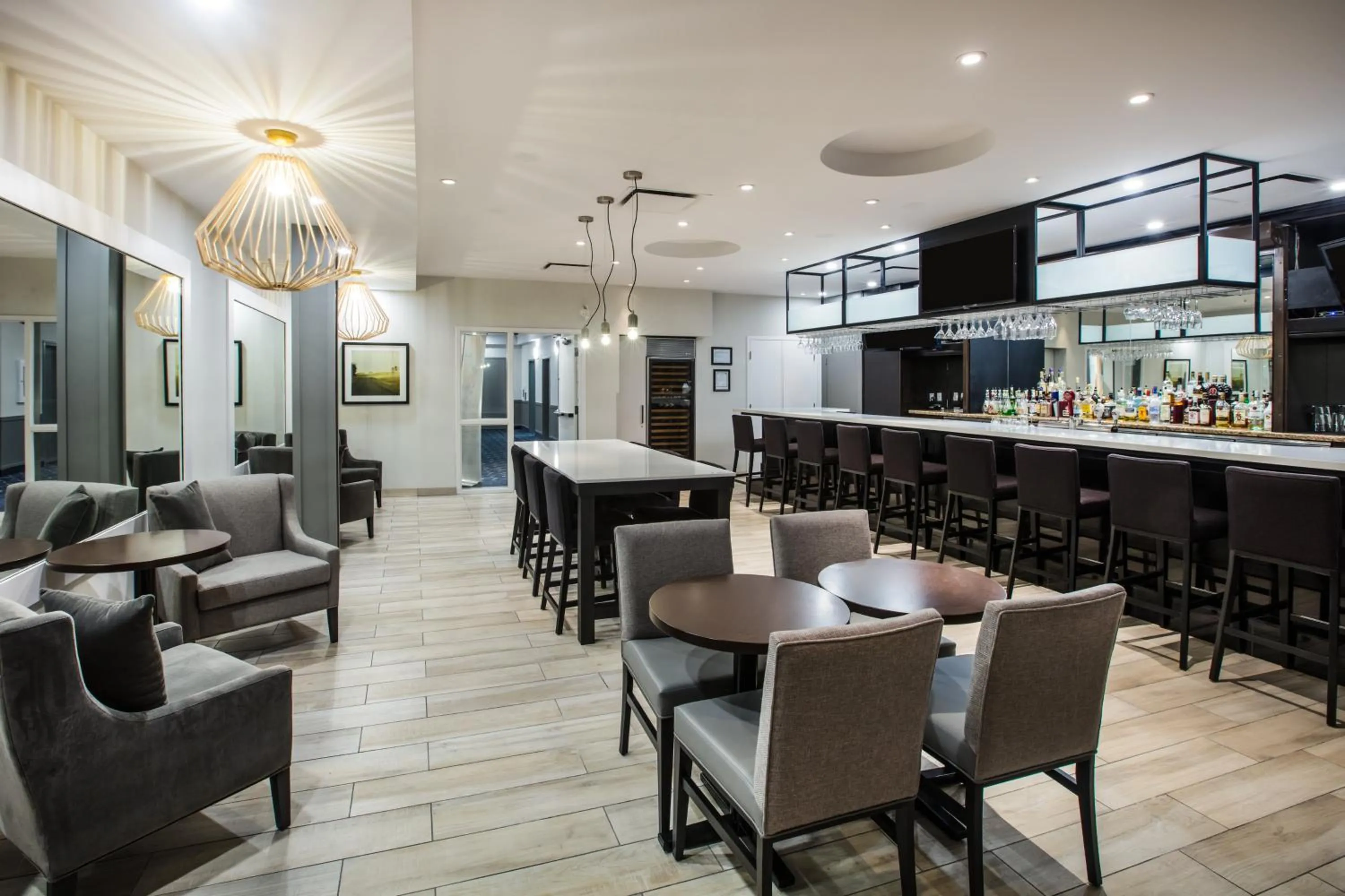 Lounge or bar in Holiday Inn & Suites Grande Prairie by IHG