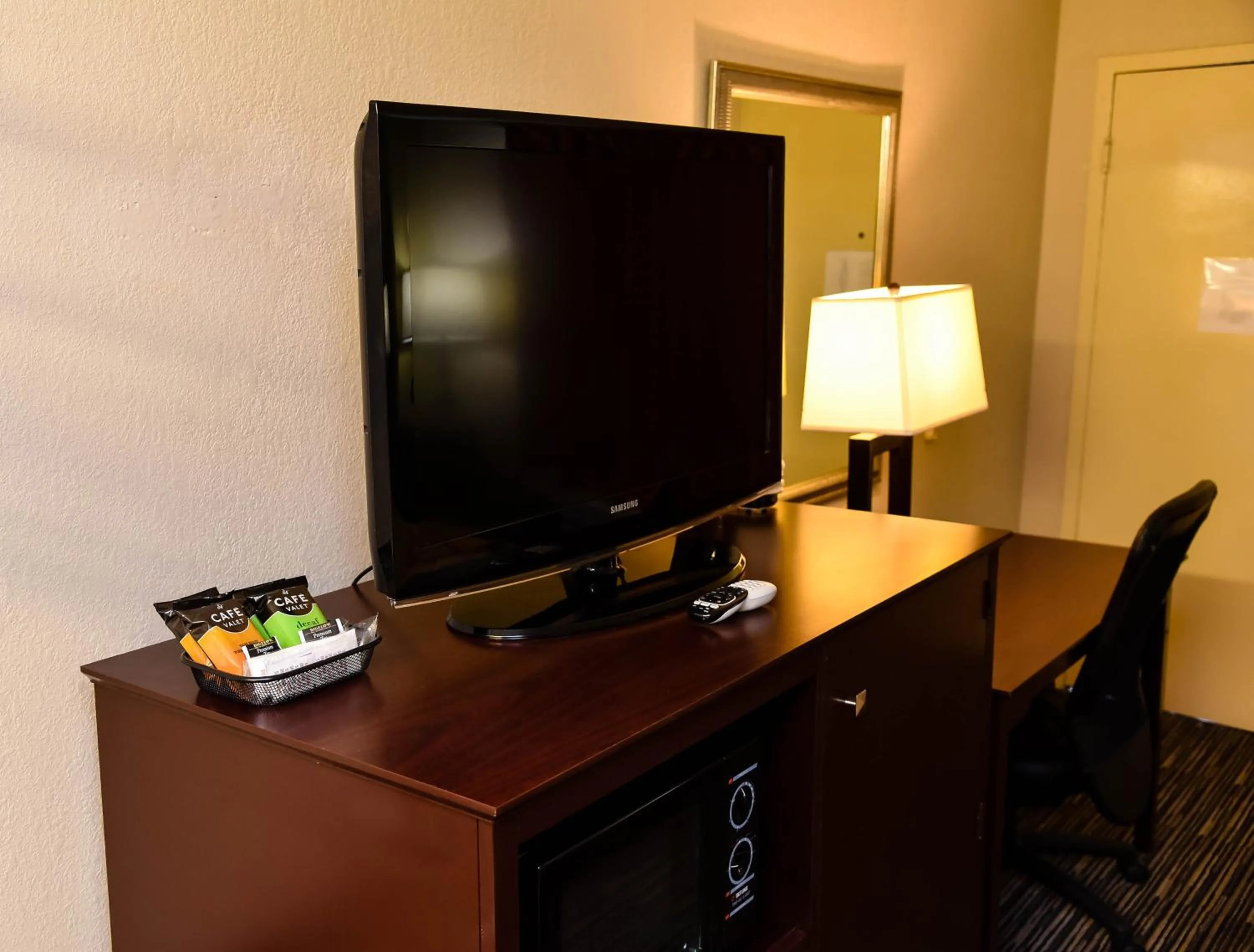 TV and multimedia in Baymont by Wyndham Columbus GA