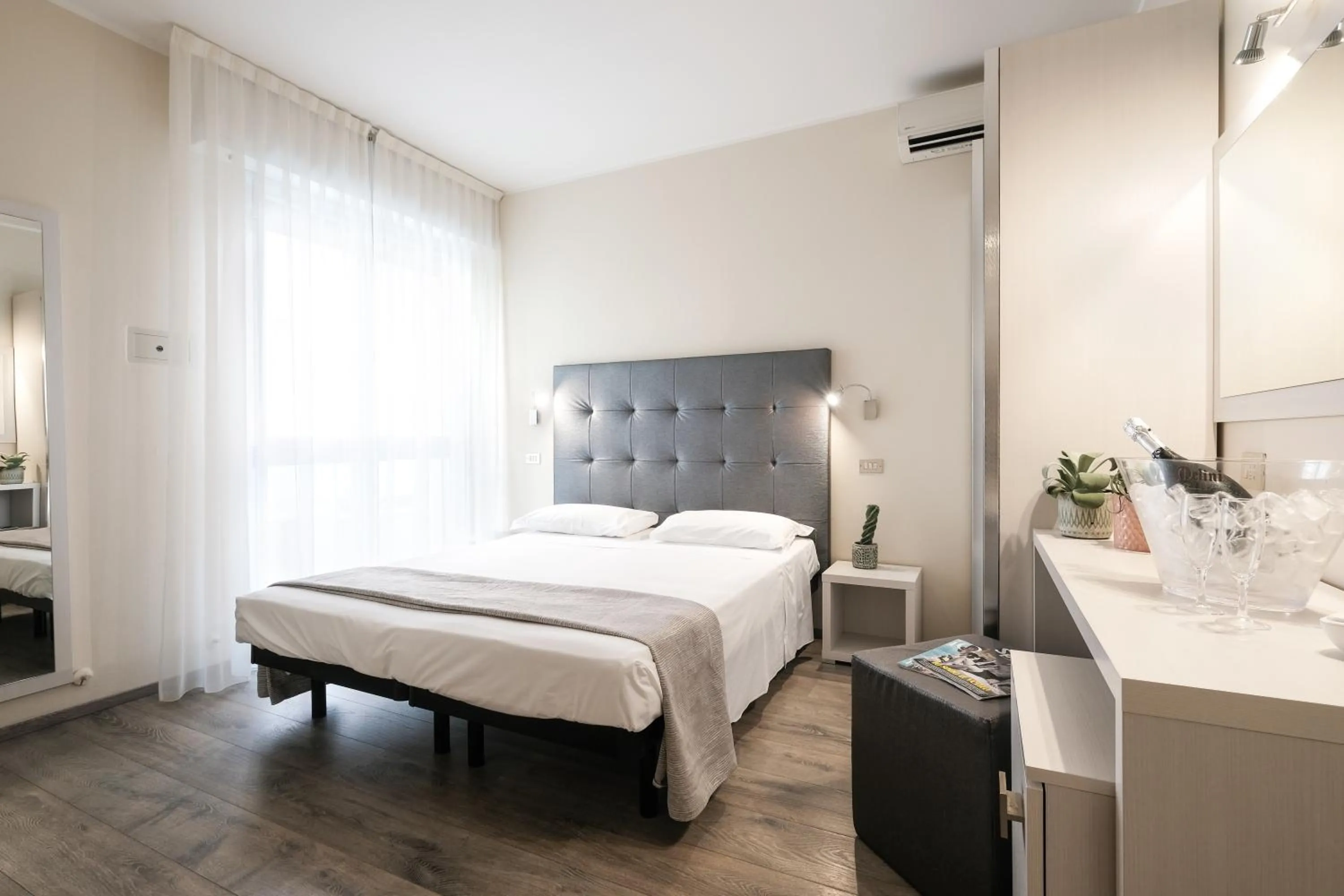 Balcony/Terrace, Bed in Hotel Thea