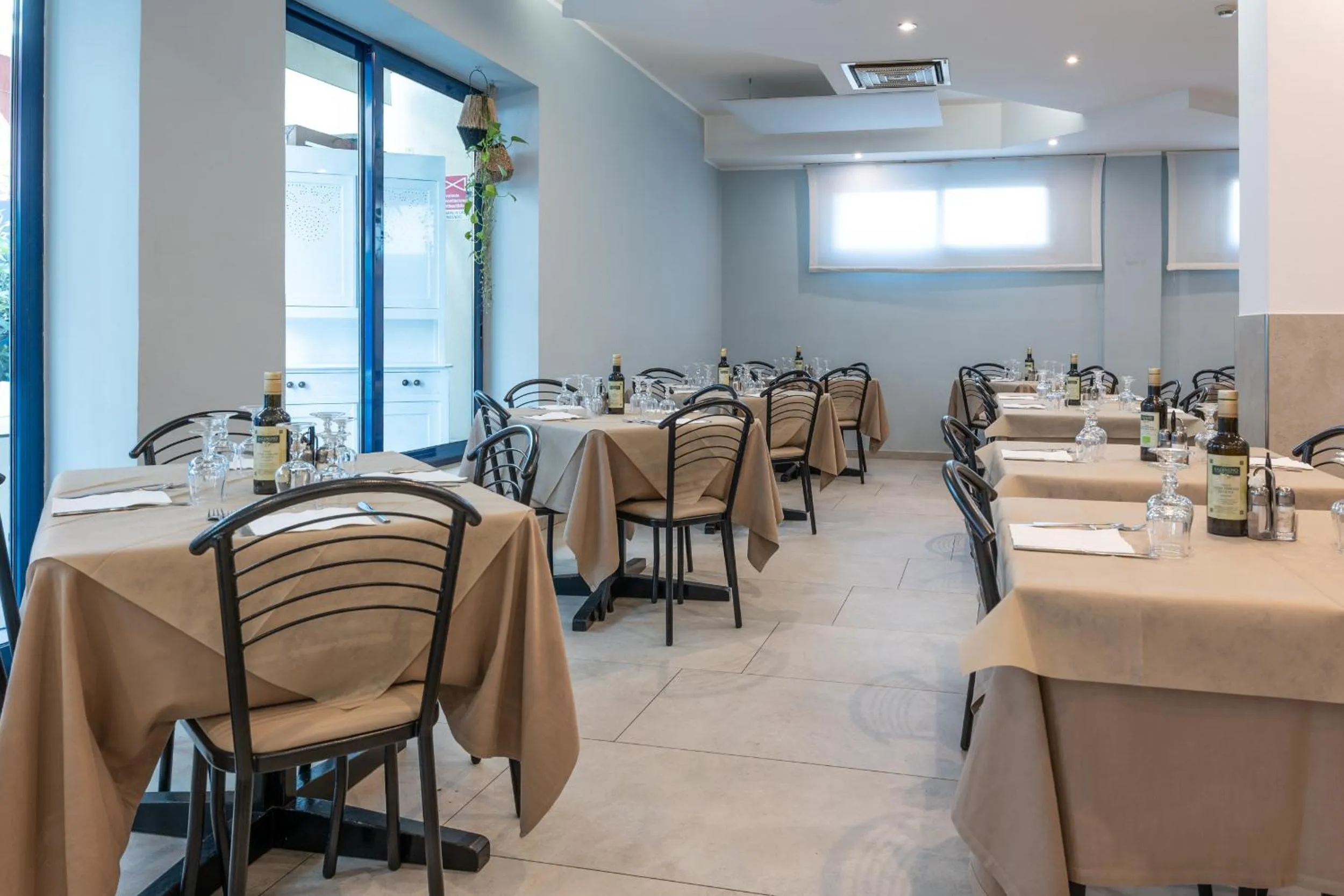 Restaurant/places to eat in Hotel Thea