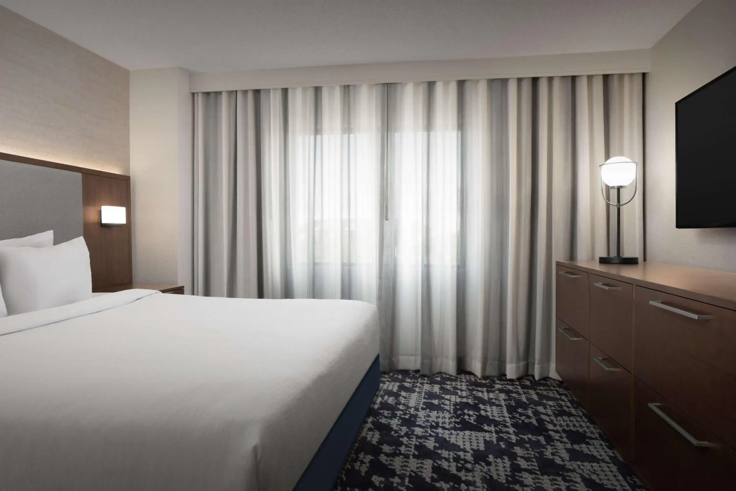 One-Bedroom King Suite with Batch Tub - Mobility Access in Embassy Suites by Hilton Dallas Near the Galleria One-Bedroom King Suite with Batch Tub - Mobility Access in Embassy Suites by Hilton Dallas Near the Galleria