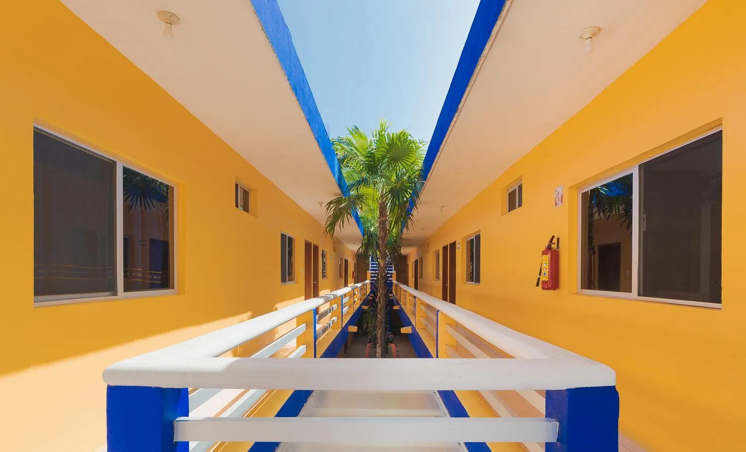 Patio in Hotel Yumkiin - Cerca Del Ferry y Terminal ADO