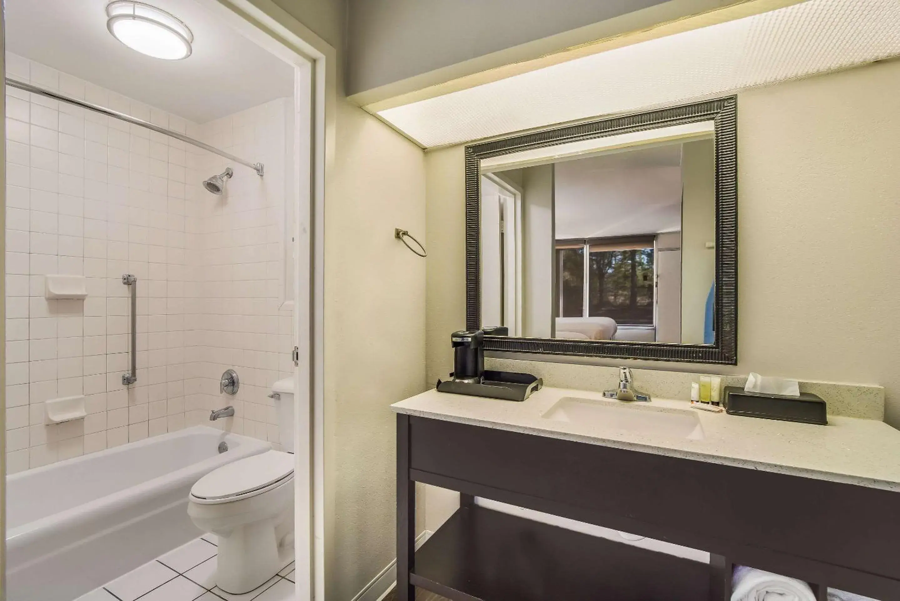 Superior King Room - Non Smoking in Clarion Inn & Suites Florence - Darlington Superior King Room - Non Smoking in Clarion Inn & Suites Florence - Darlington