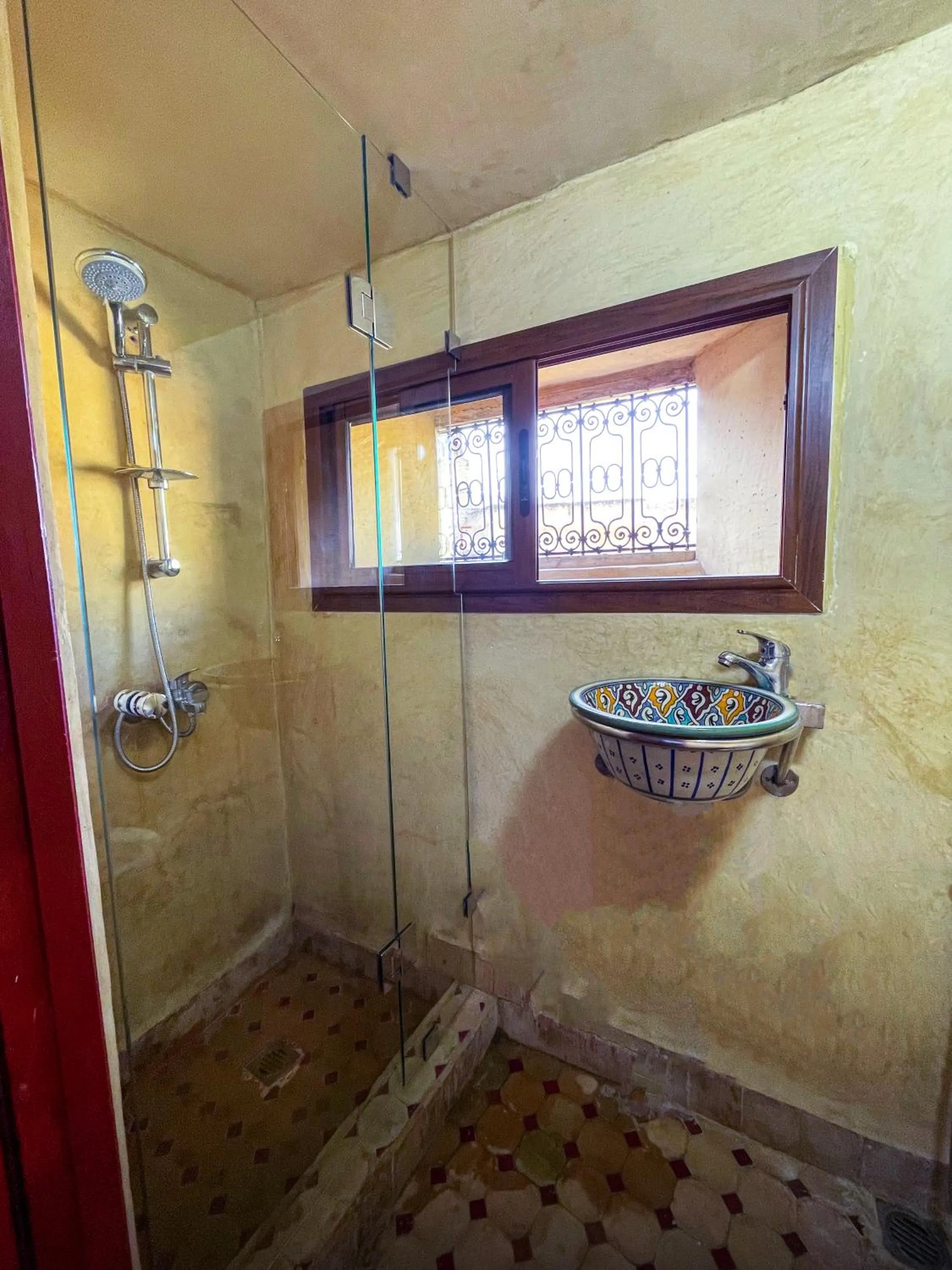 Shower in Riad Dar El Ouedghiri