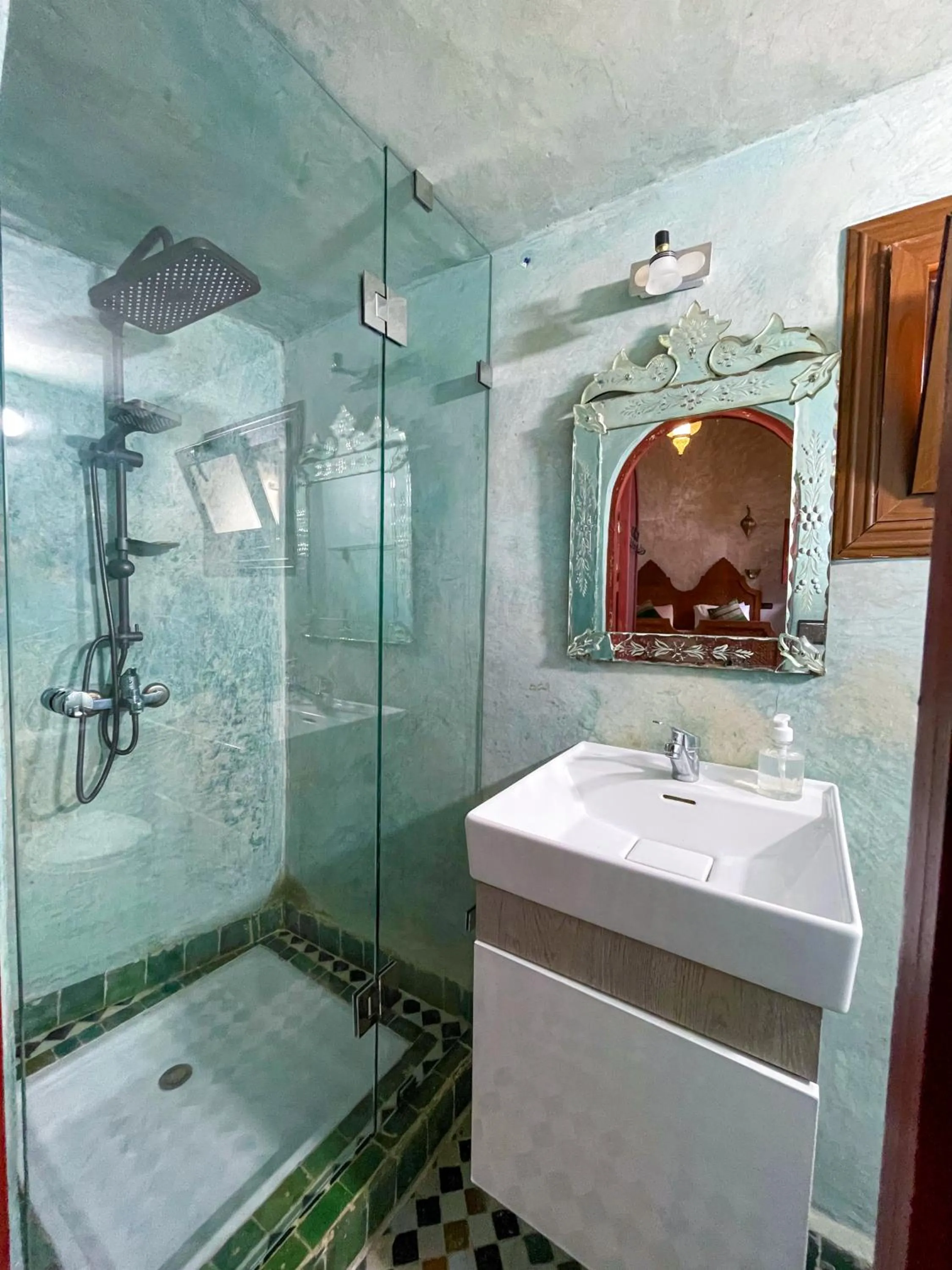 Shower in Riad Dar El Ouedghiri