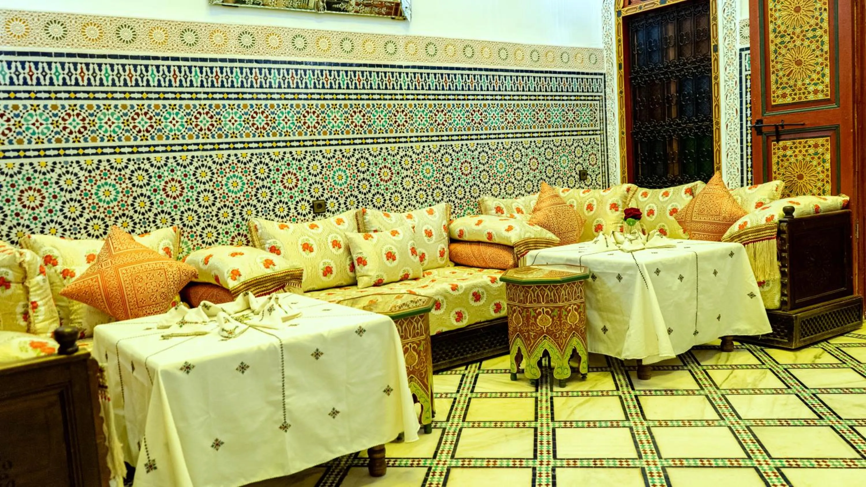 Restaurant/places to eat in Riad Dar El Ouedghiri