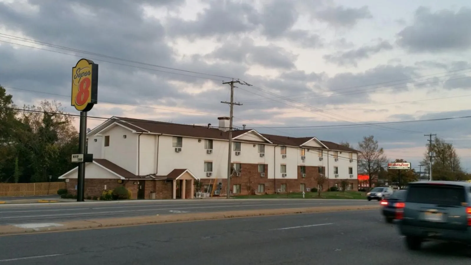 Property building in Super 8 by Wyndham Richmond/Broad Street