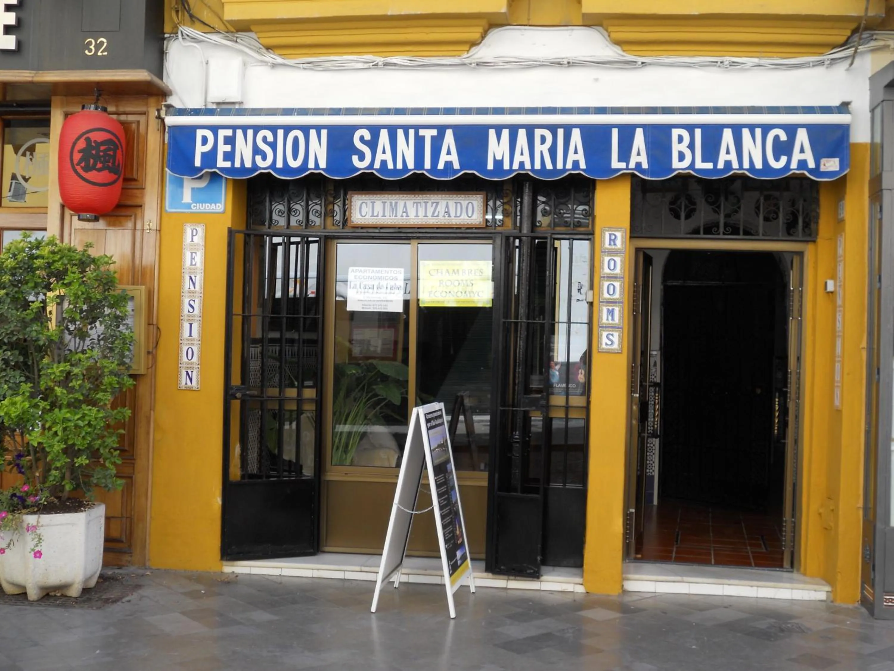Facade/entrance in Pensión Santa María la Blanca