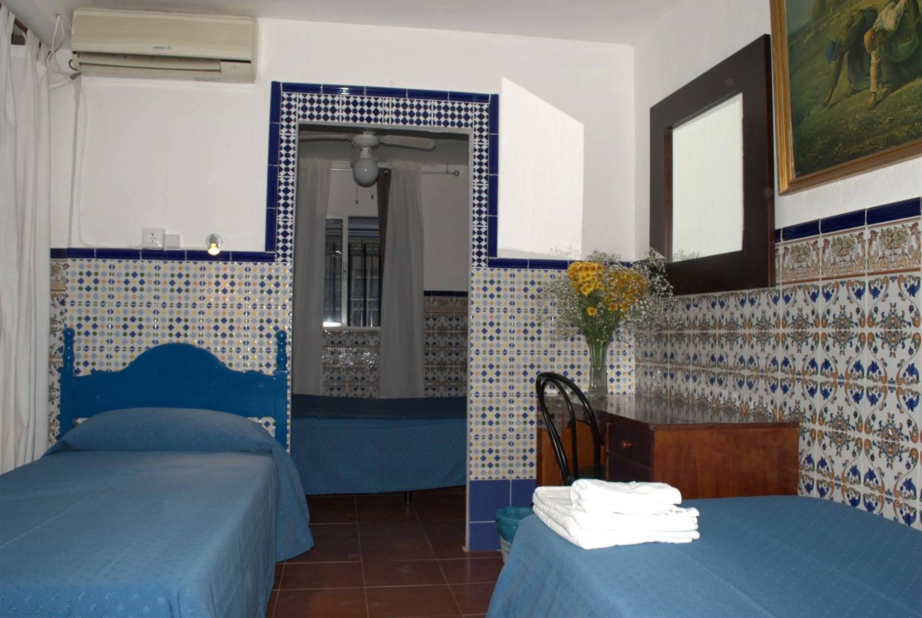 Photo of the whole room, Bed in Pensión Santa María la Blanca