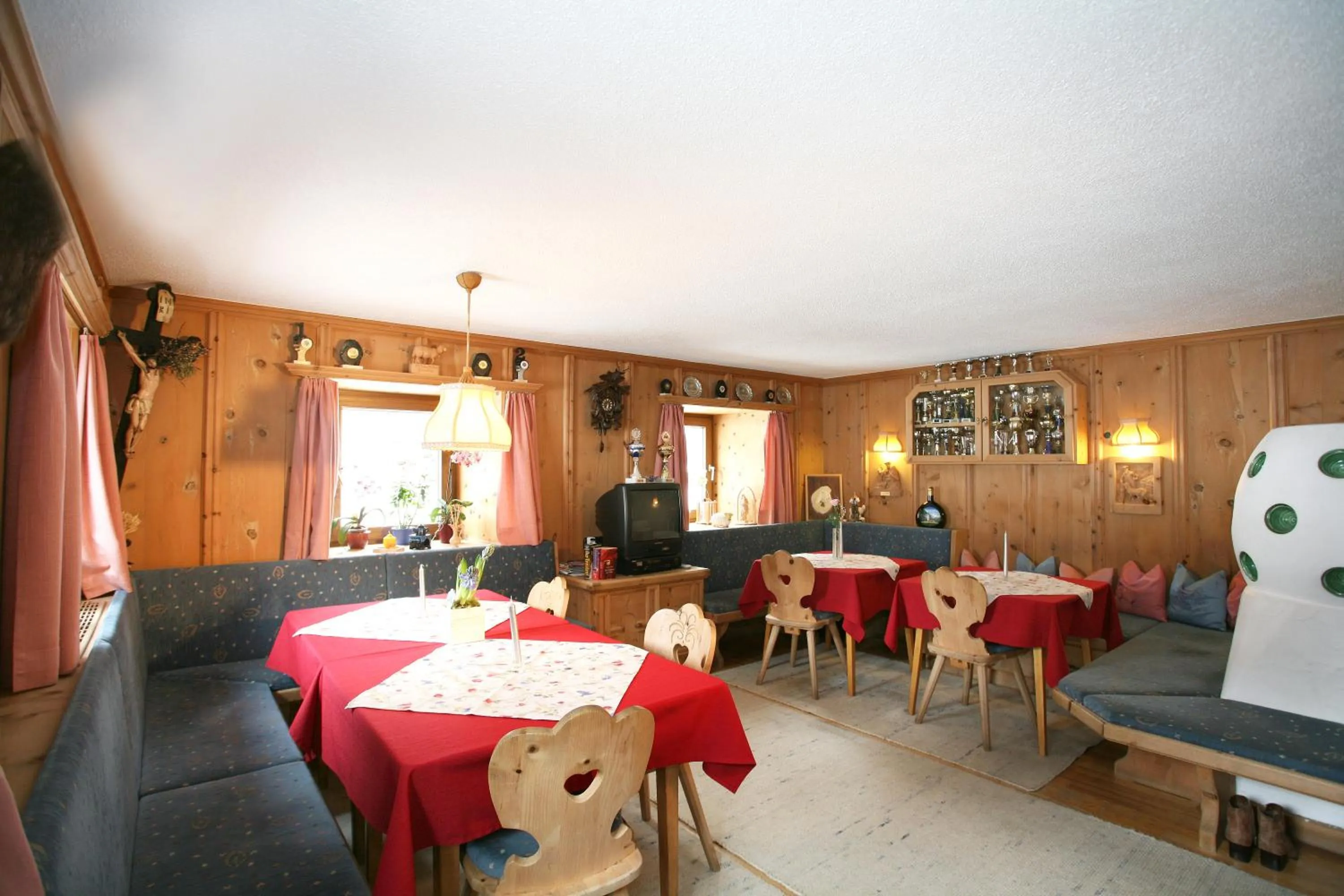 Communal lounge/ TV room in Haus Alpina & Landhaus Schöpf