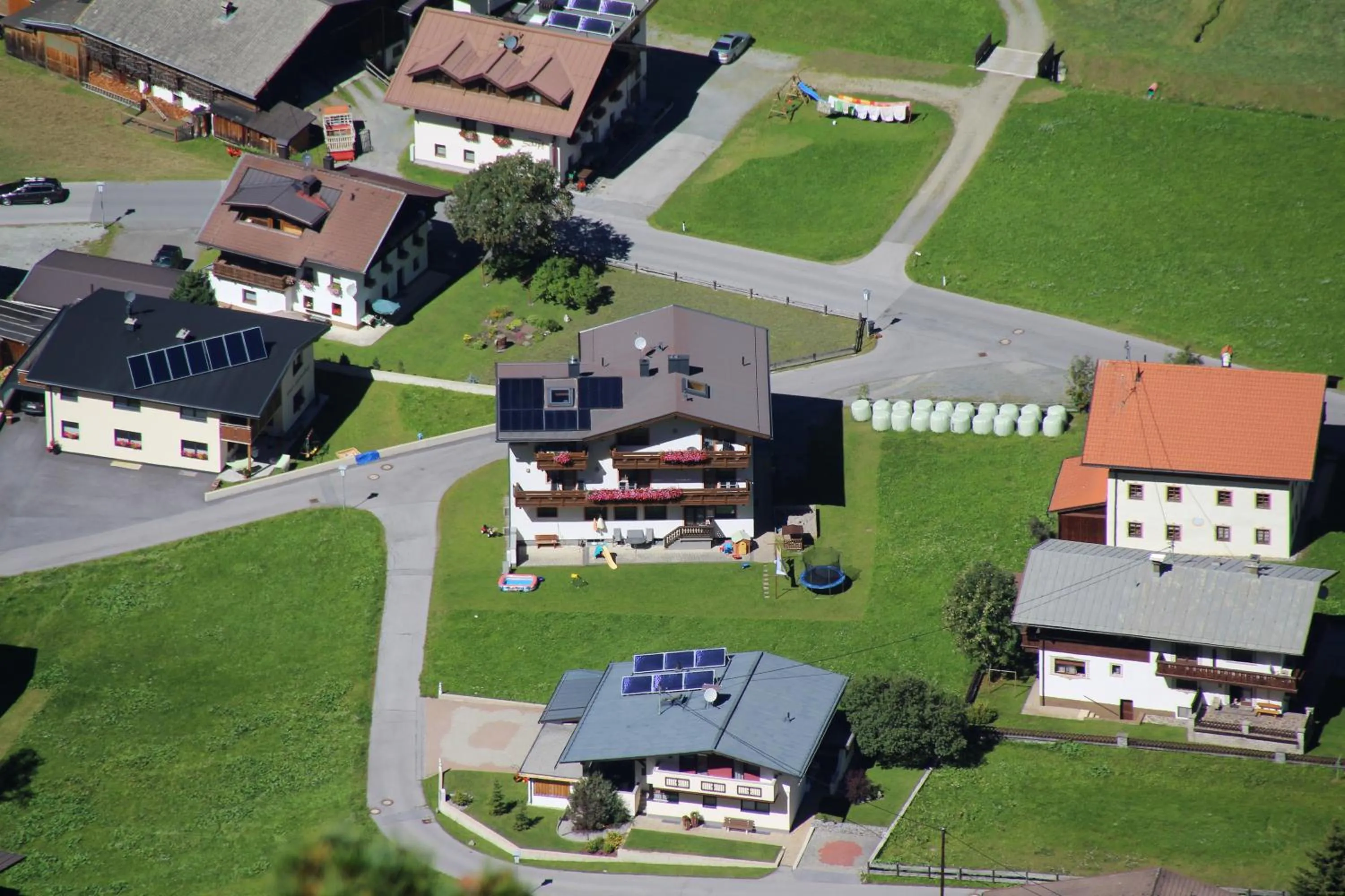 Garden in Haus Alpina & Landhaus Schöpf