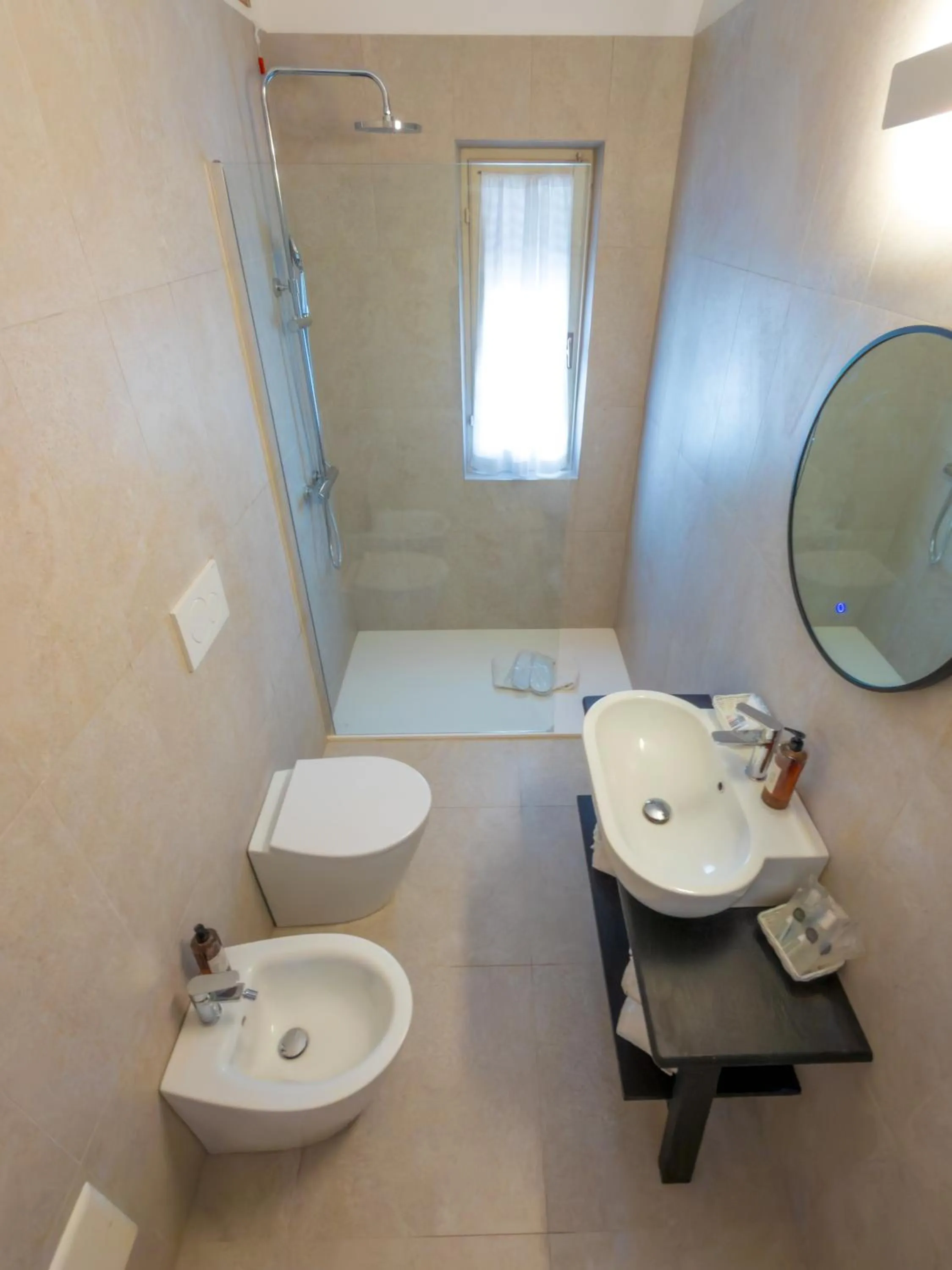 Shower in Hotel Giardino La Playa