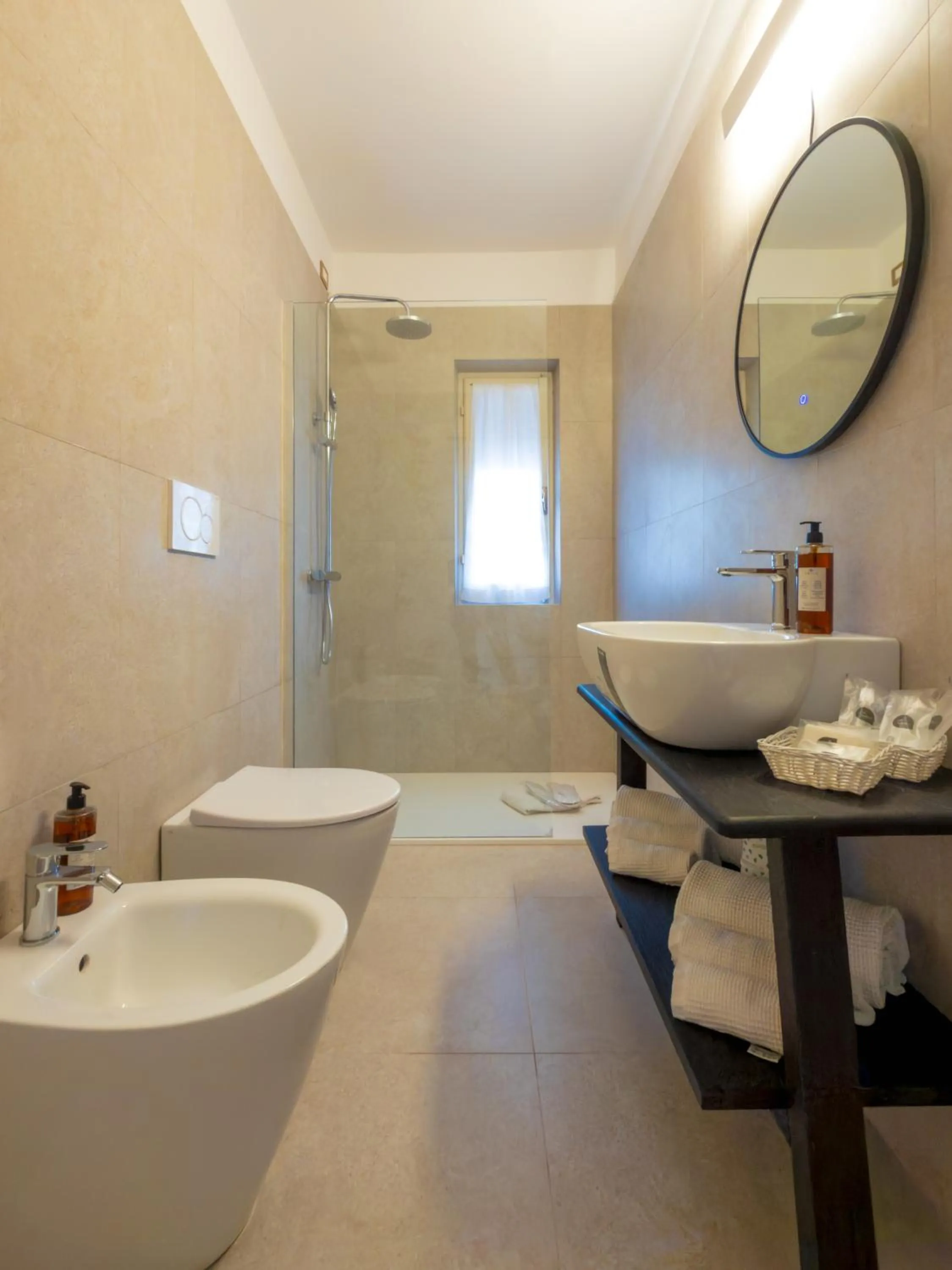 Shower in Hotel Giardino La Playa