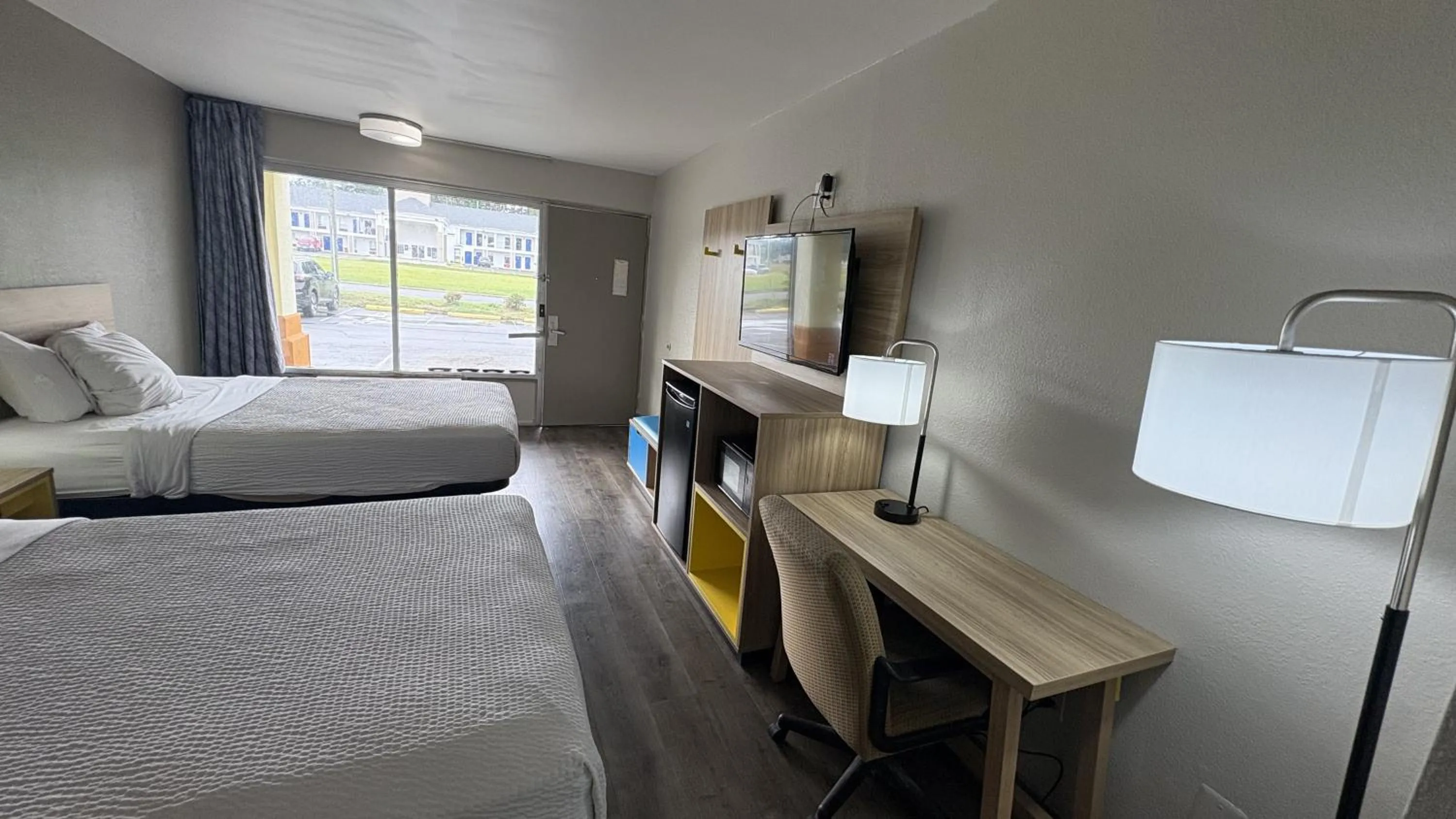 Photo of the whole room, Bed in Days Inn by Wyndham Ruther Glen Kings Dominion Area