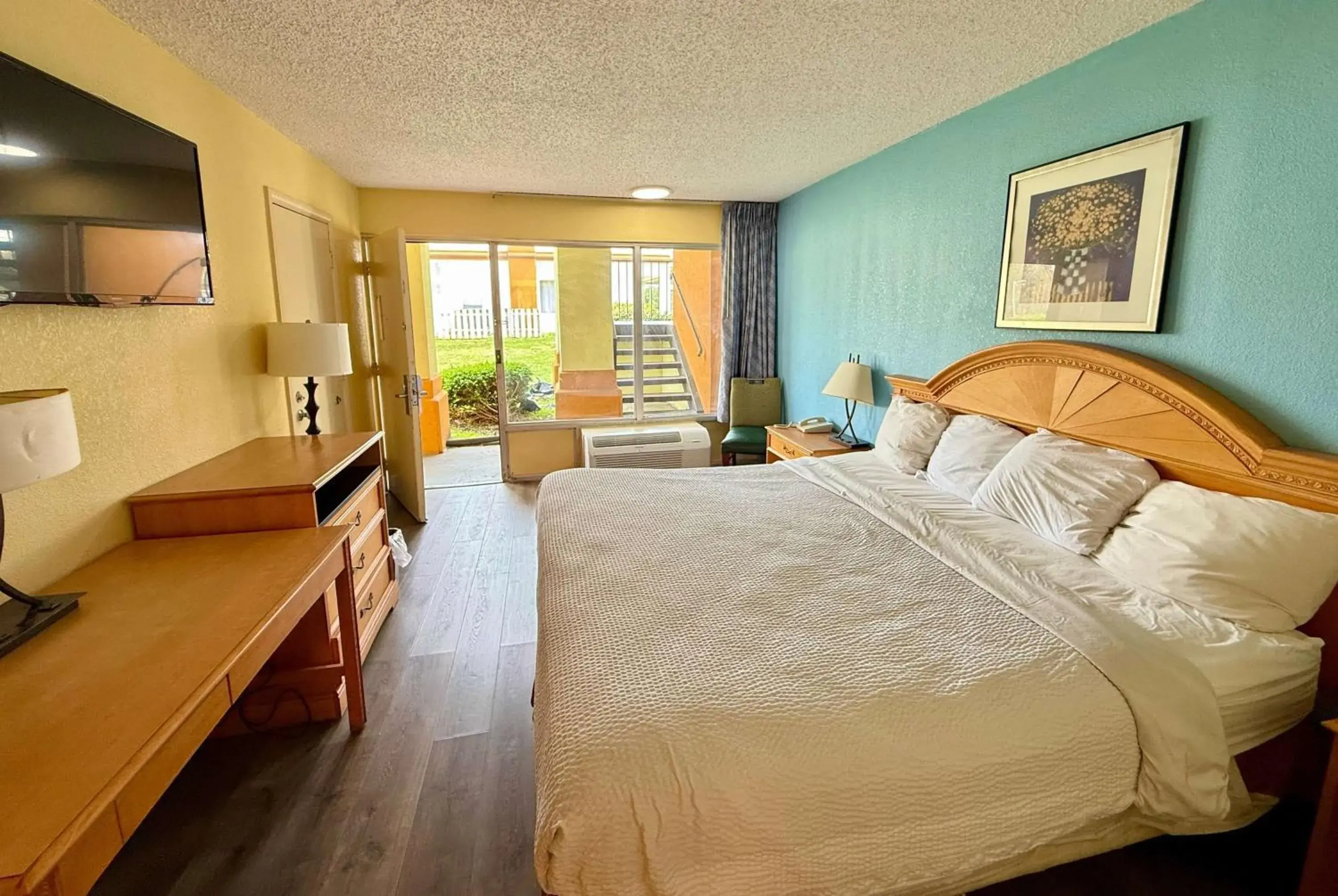 King Room - Disability Access/Non-Smoking in Days Inn by Wyndham Ruther Glen Kings Dominion Area King Room - Disability Access/Non-Smoking in Days Inn by Wyndham Ruther Glen Kings Dominion Area