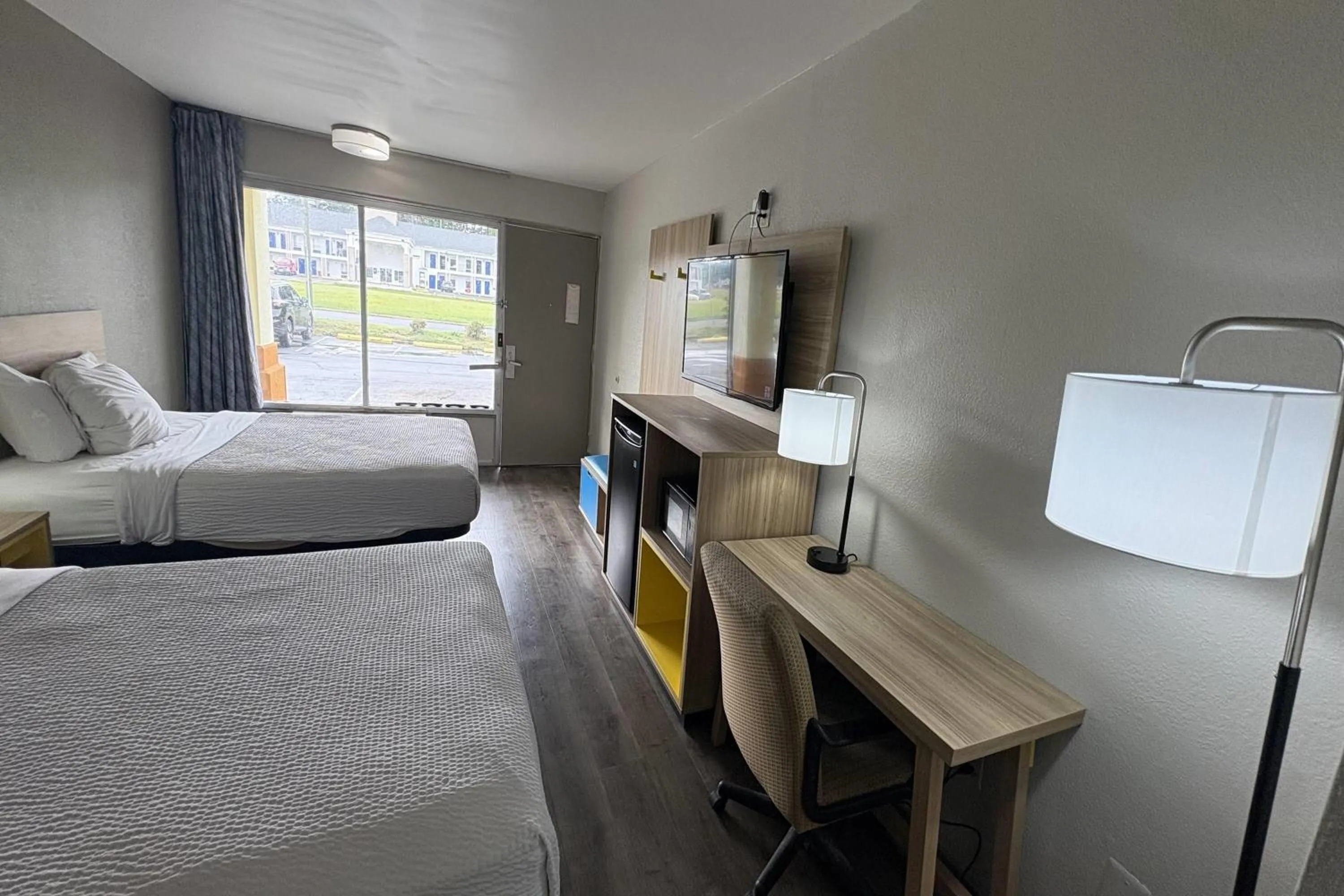 Photo of the whole room, Bed in Days Inn by Wyndham Ruther Glen Kings Dominion Area