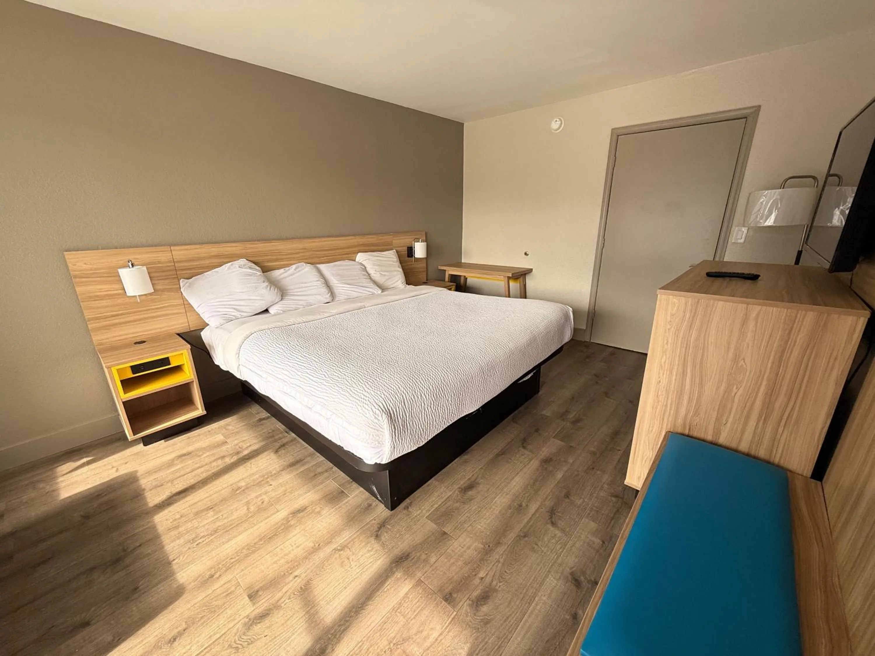 Evening entertainment, Bed in Days Inn by Wyndham Ruther Glen Kings Dominion Area