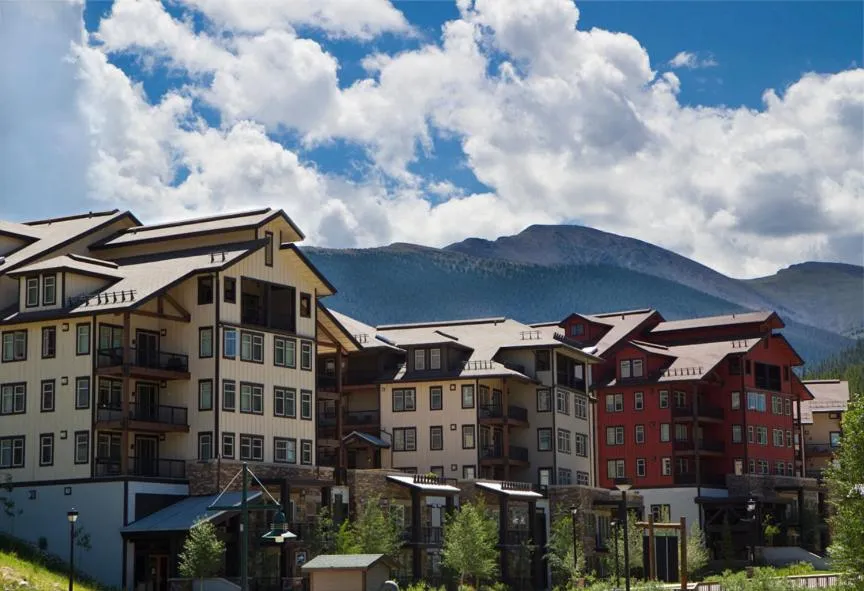 Facade/entrance in Fraser Crossing and Founders Pointe