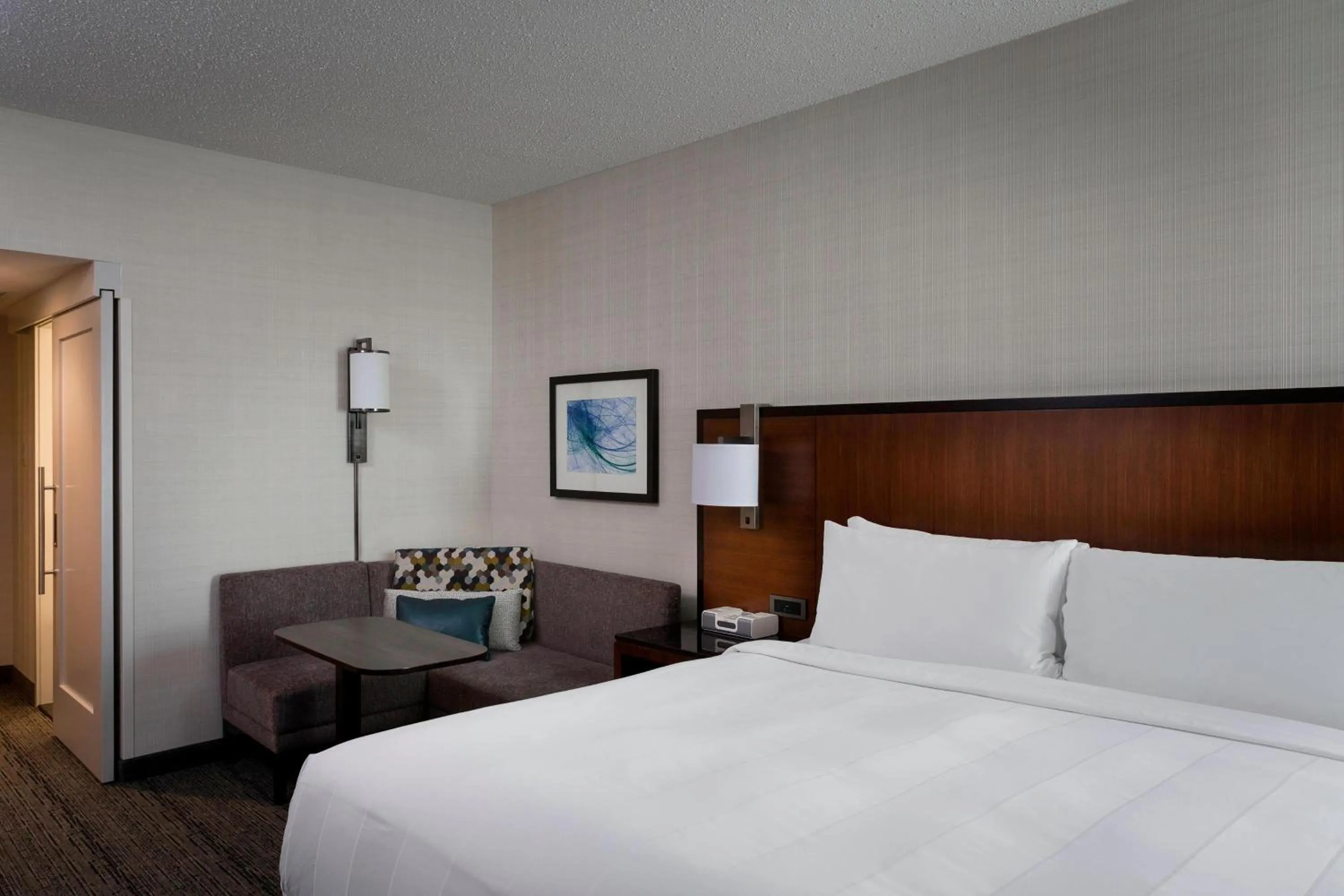 Photo of the whole room, Bed in Houston Airport Marriott at George Bush Intercontinental
