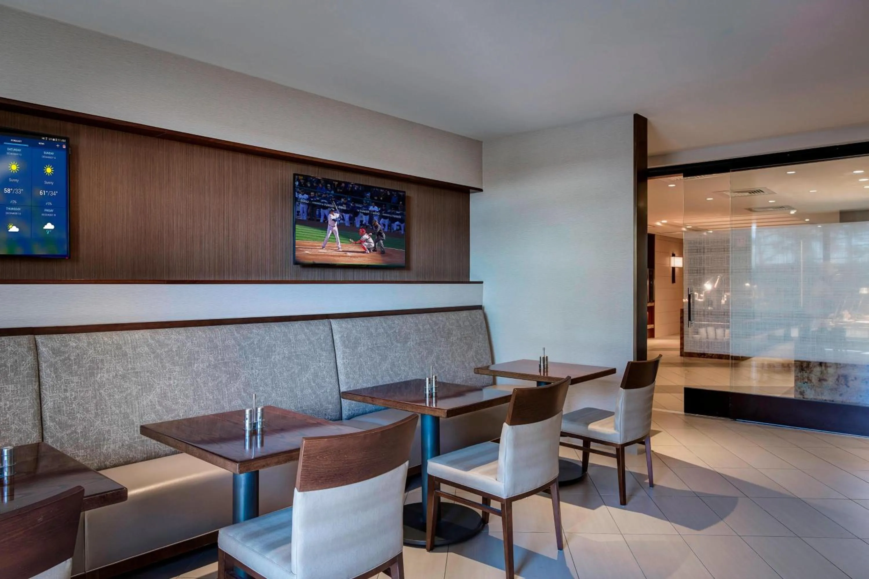 Lounge or bar in Houston Airport Marriott at George Bush Intercontinental