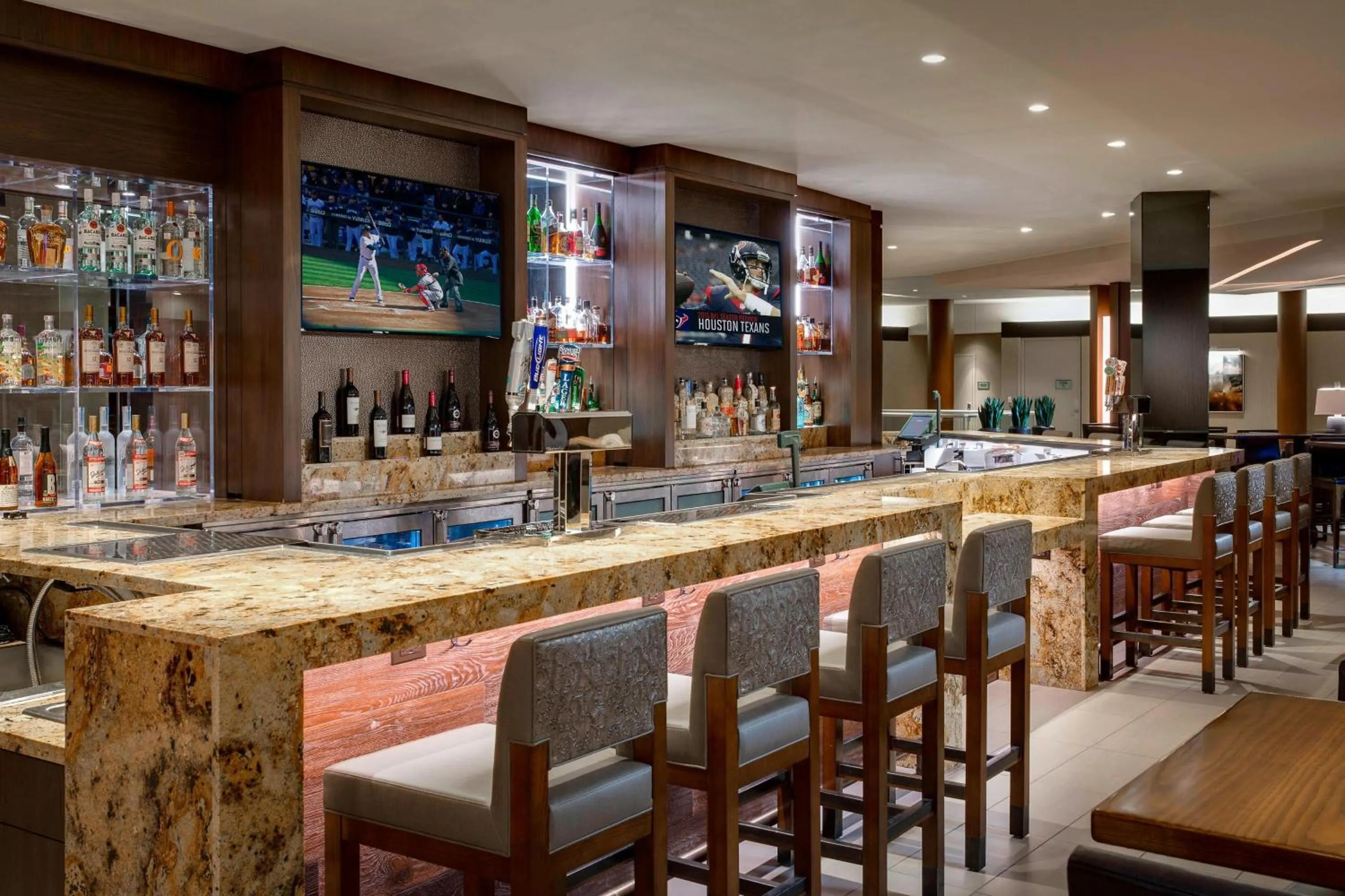 Lounge or bar in Houston Airport Marriott at George Bush Intercontinental