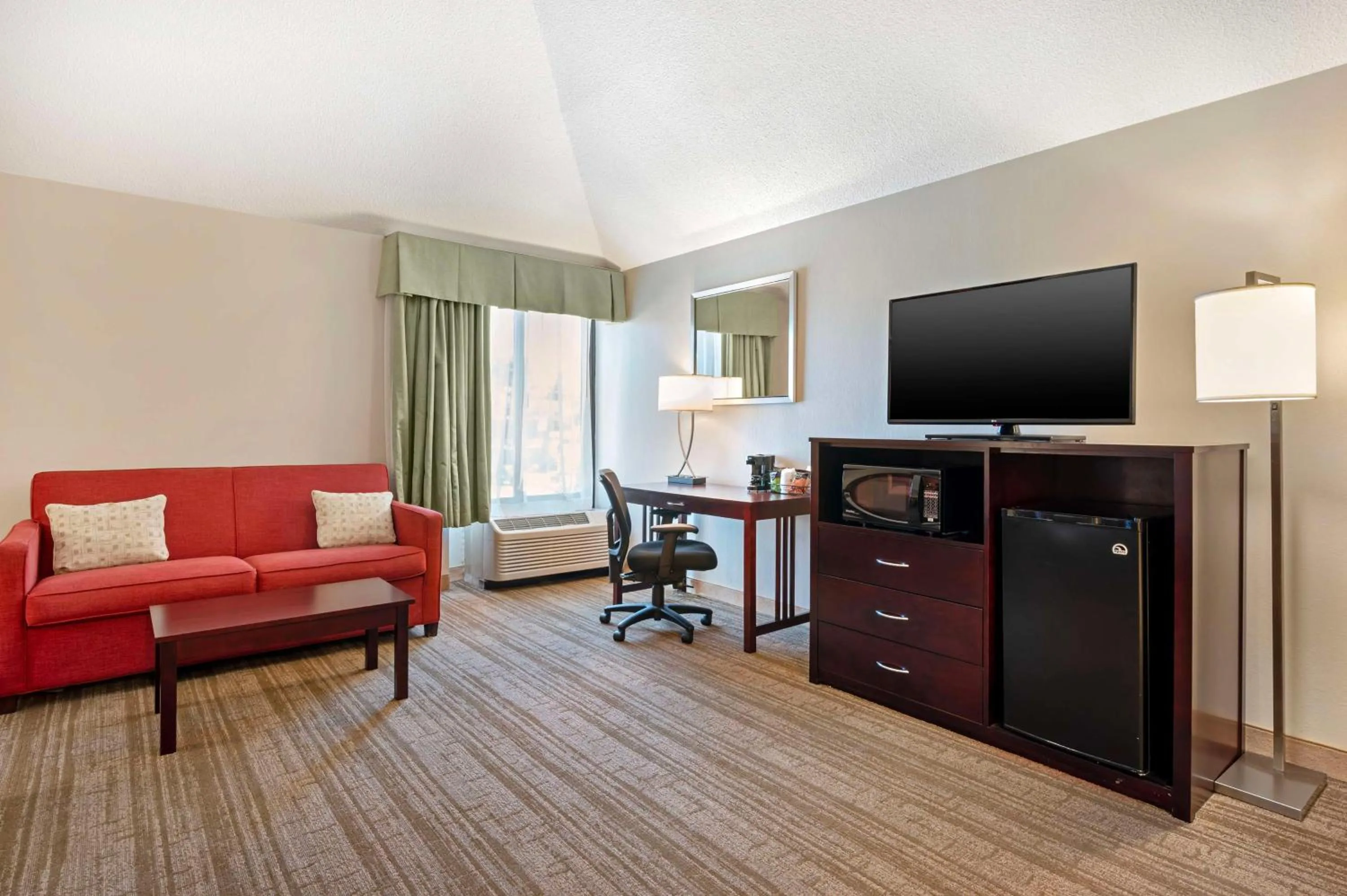 Bedroom in Best Western Ashbury Inn