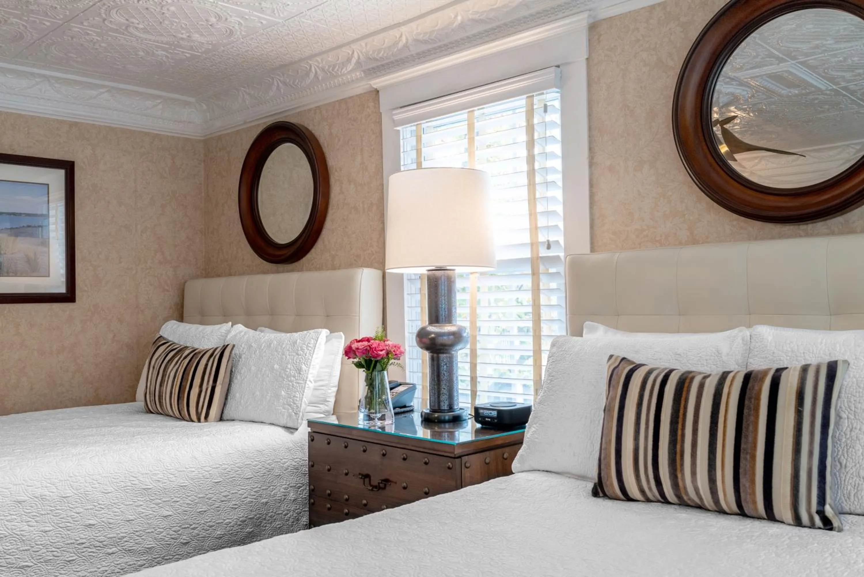 Bed in Chateau Inn and Suites