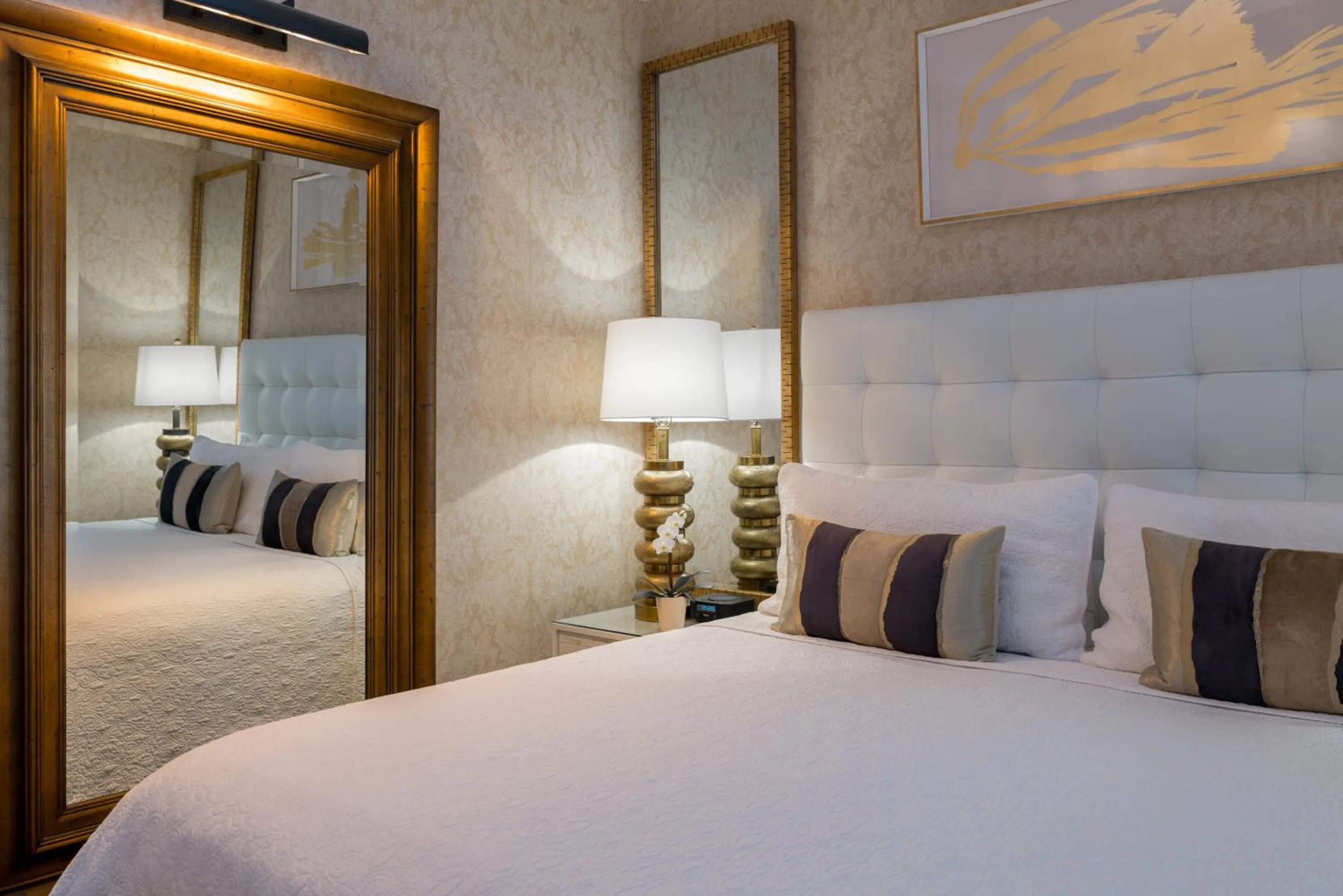 Bed in Chateau Inn and Suites