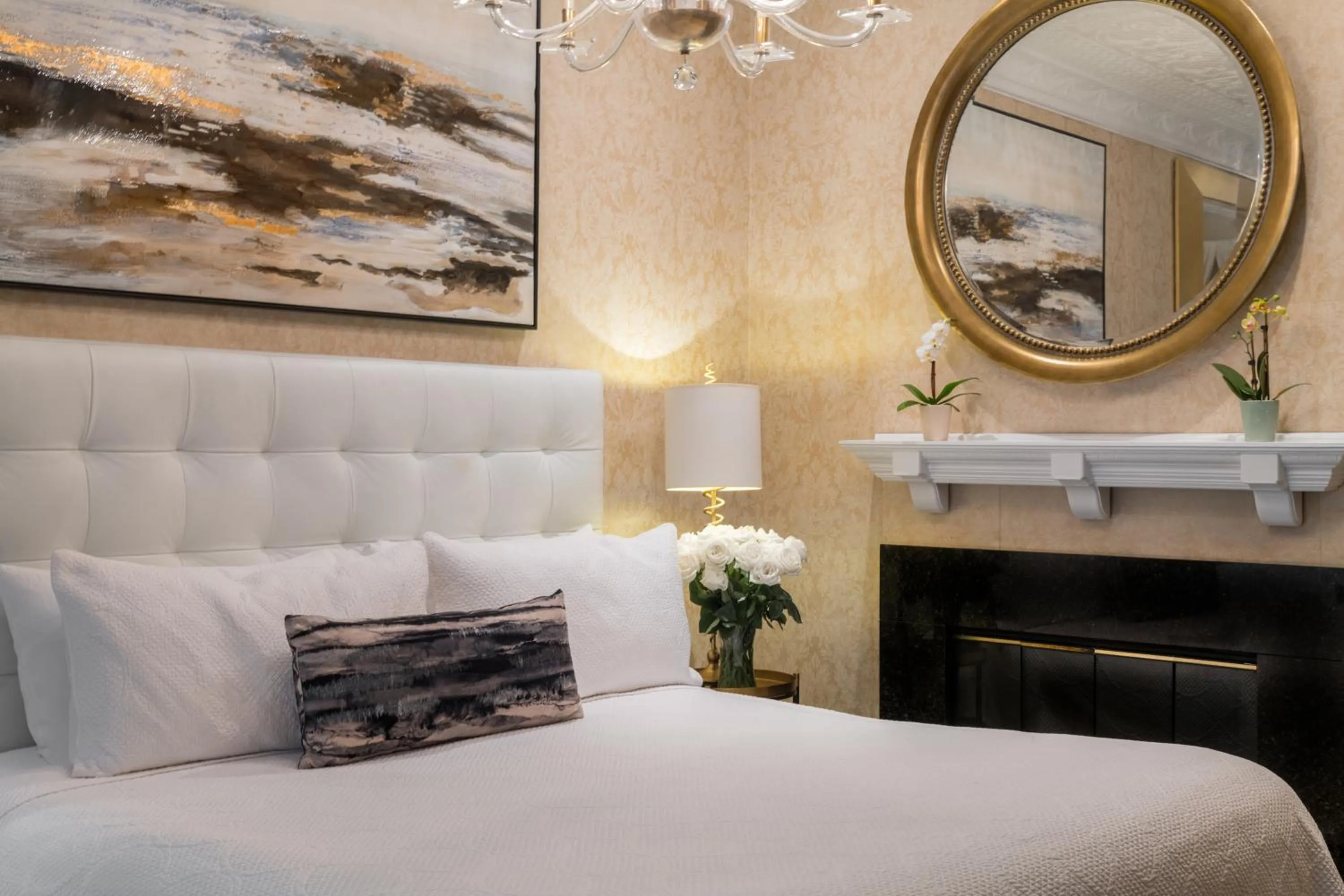 Bed in Chateau Inn and Suites