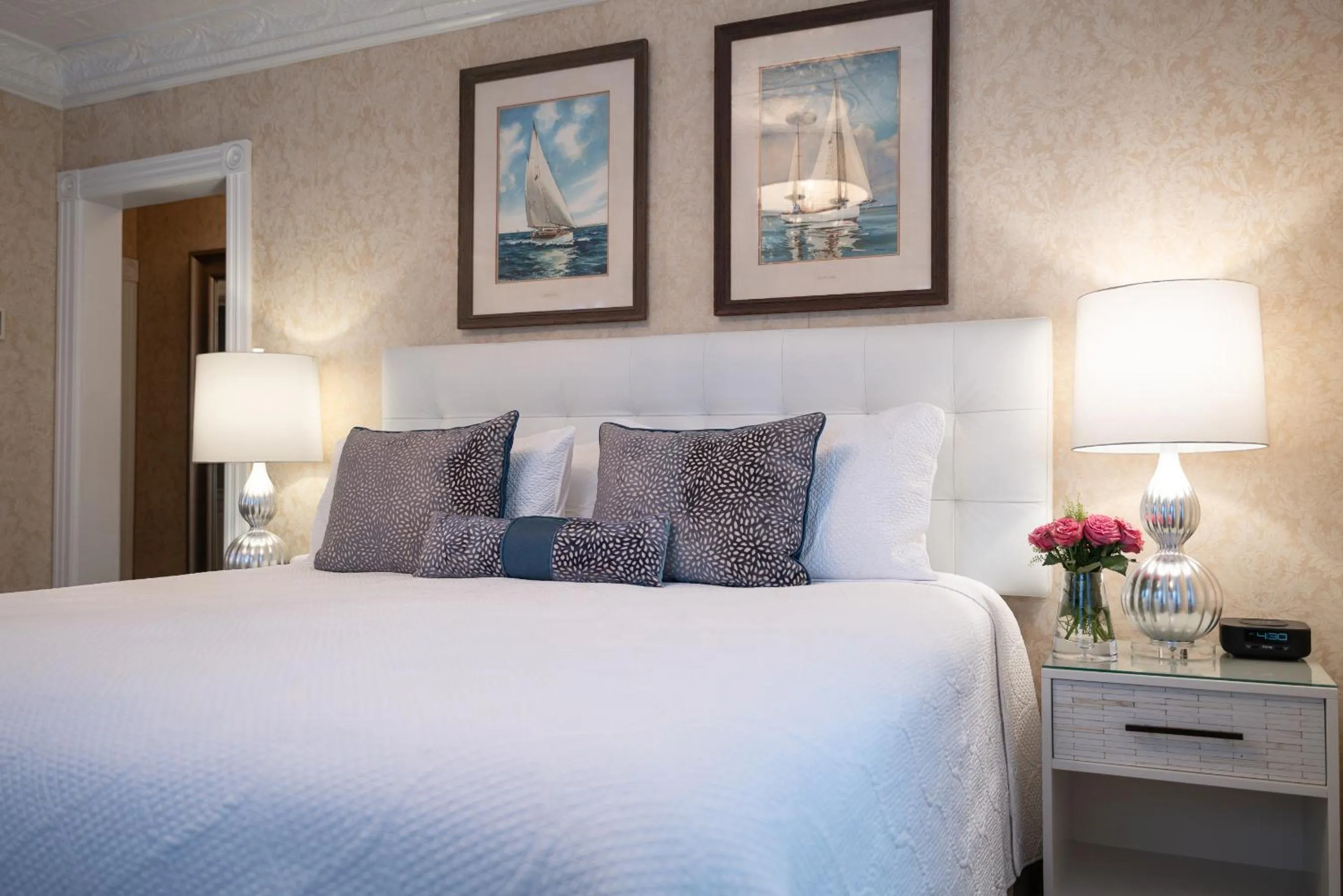 Bed in Chateau Inn and Suites