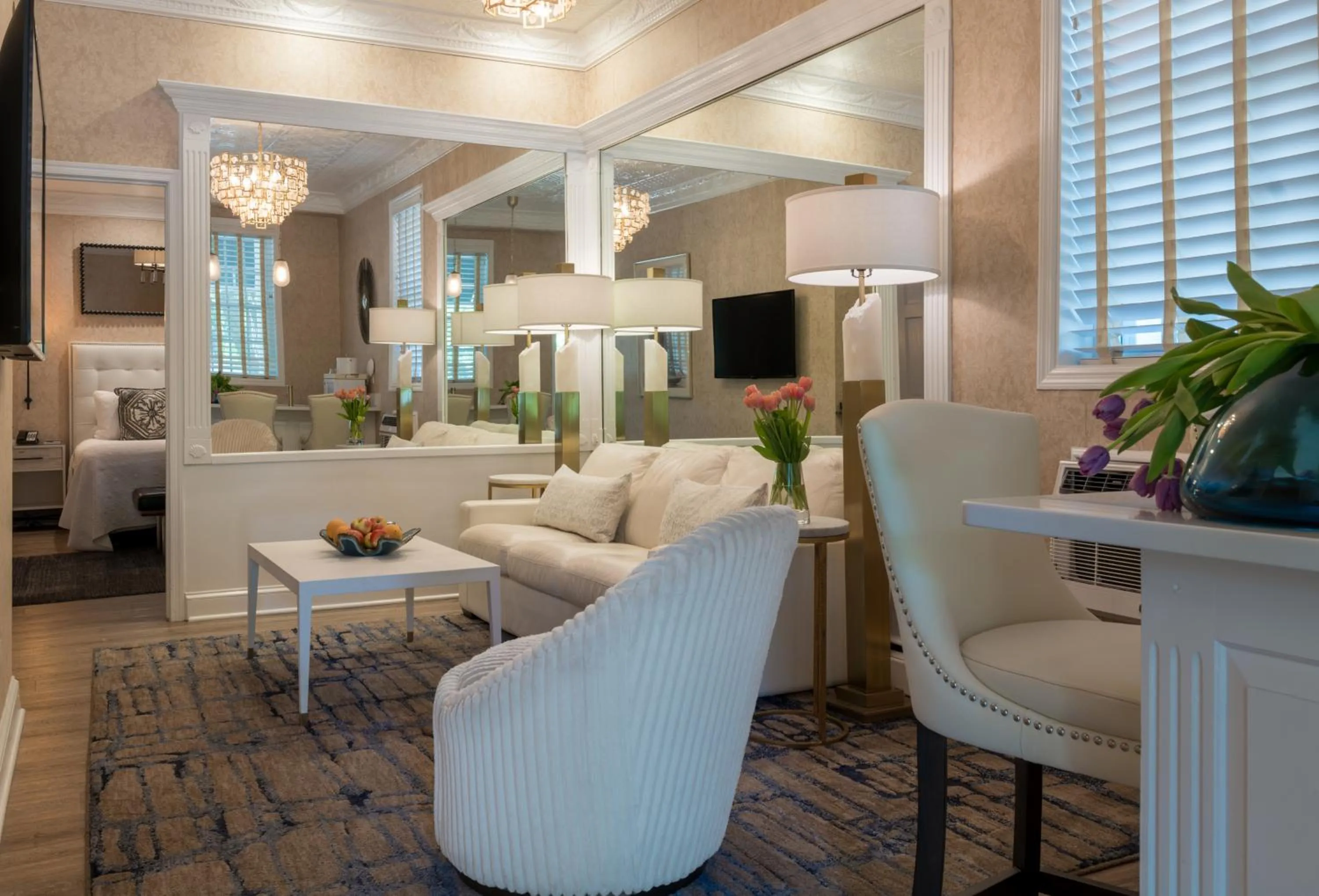 Living room in Chateau Inn and Suites