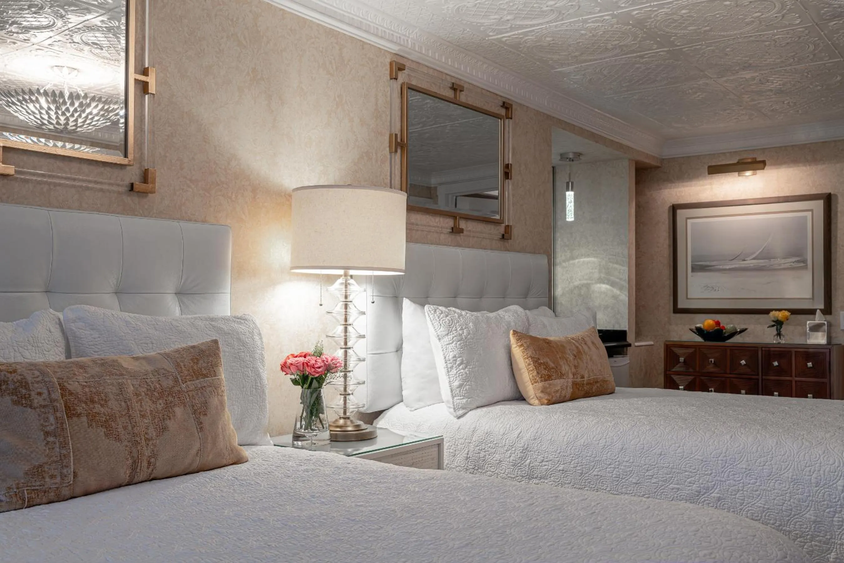 Bed in Chateau Inn and Suites