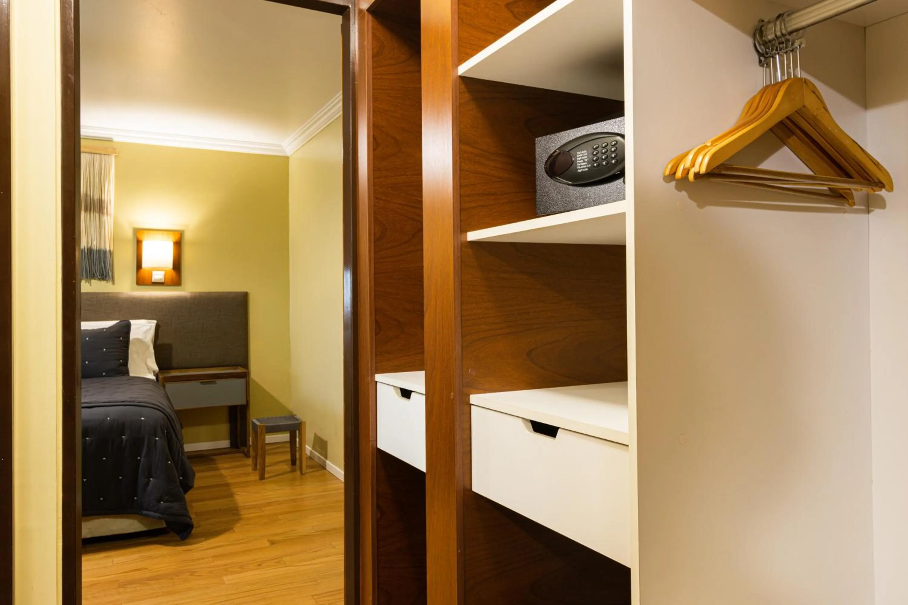 wardrobe, Bed in Hotel Cap Polonio