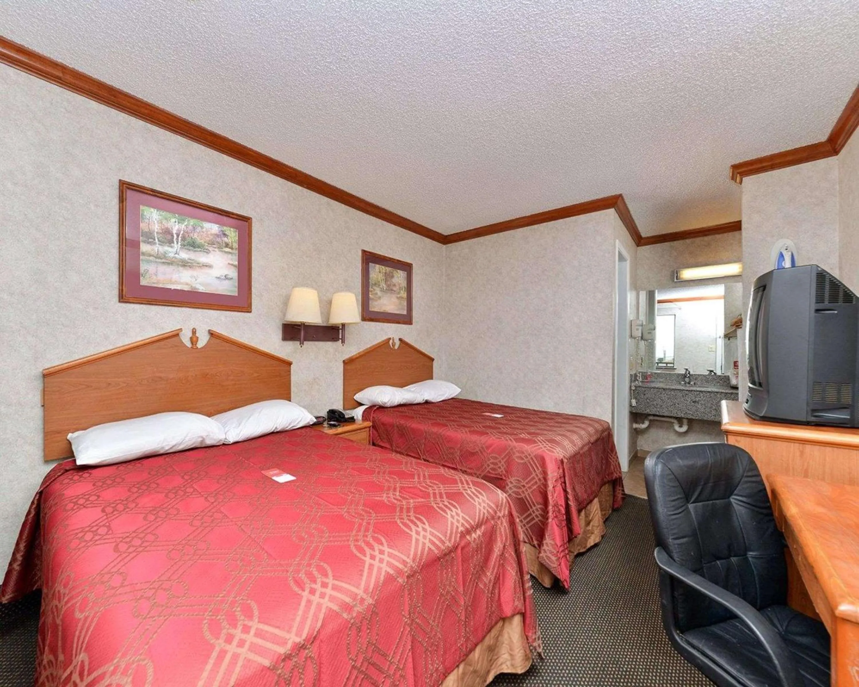 Photo of the whole room, Bed in Econo Lodge
