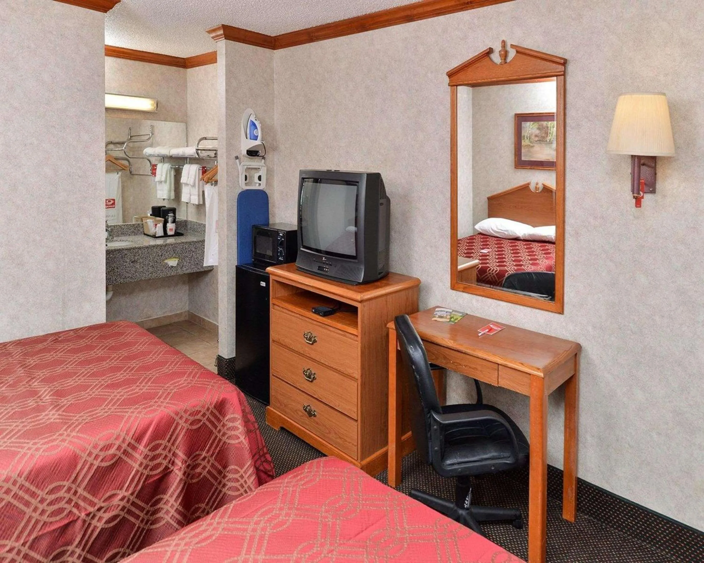 Photo of the whole room, Bed in Econo Lodge
