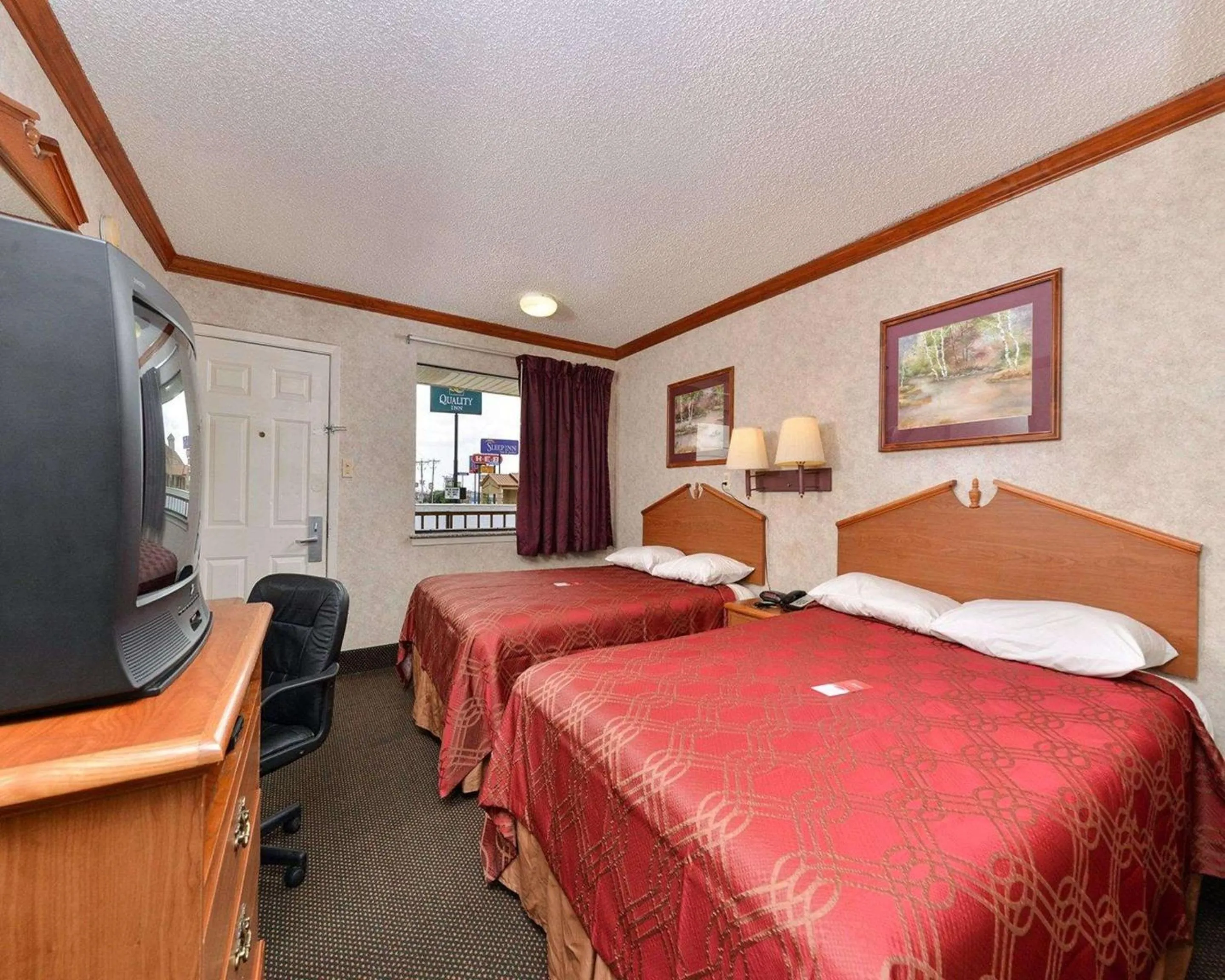 Photo of the whole room, Bed in Econo Lodge