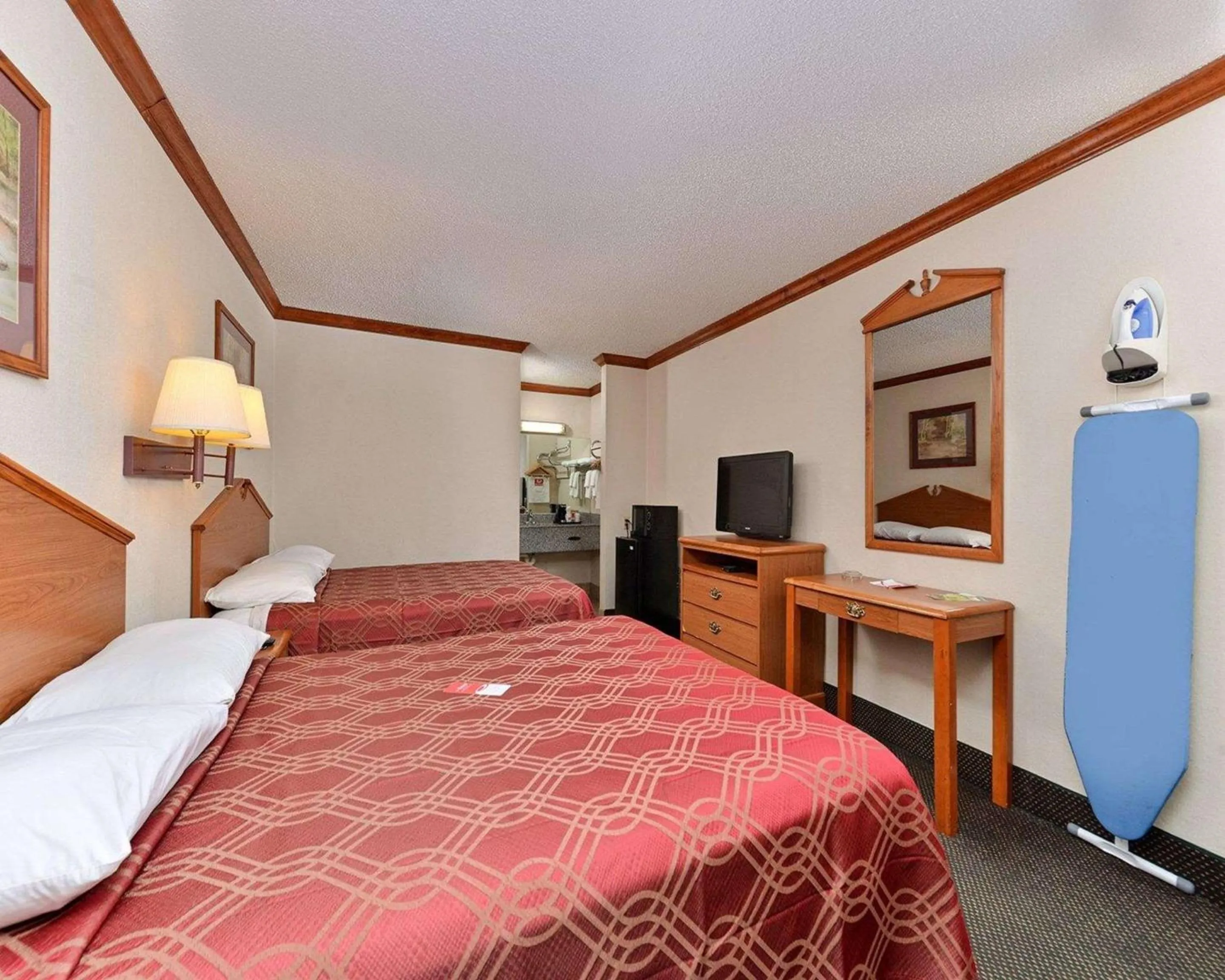 Photo of the whole room, Bed in Econo Lodge