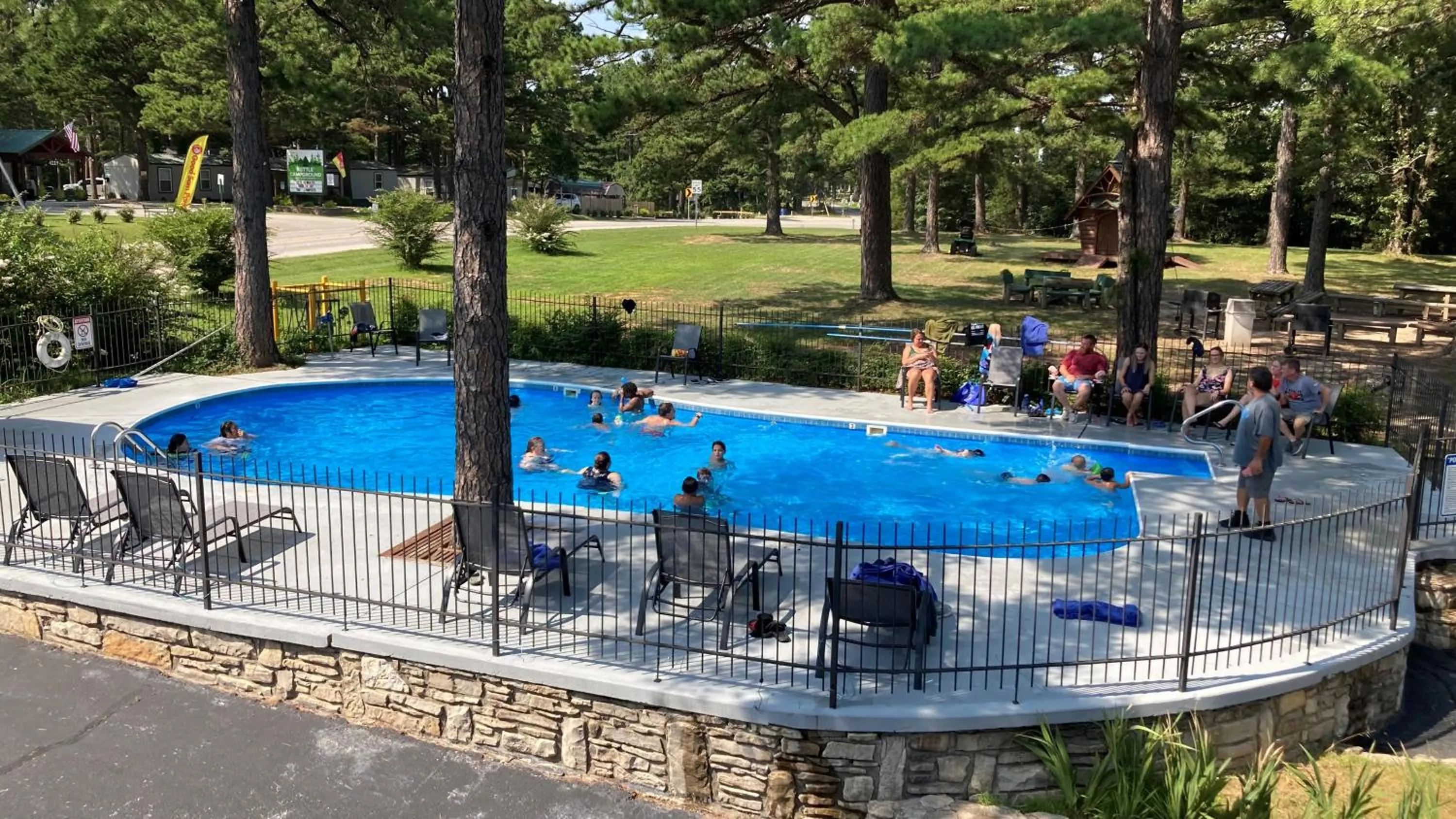 Swimming pool in Country Mountain Inn