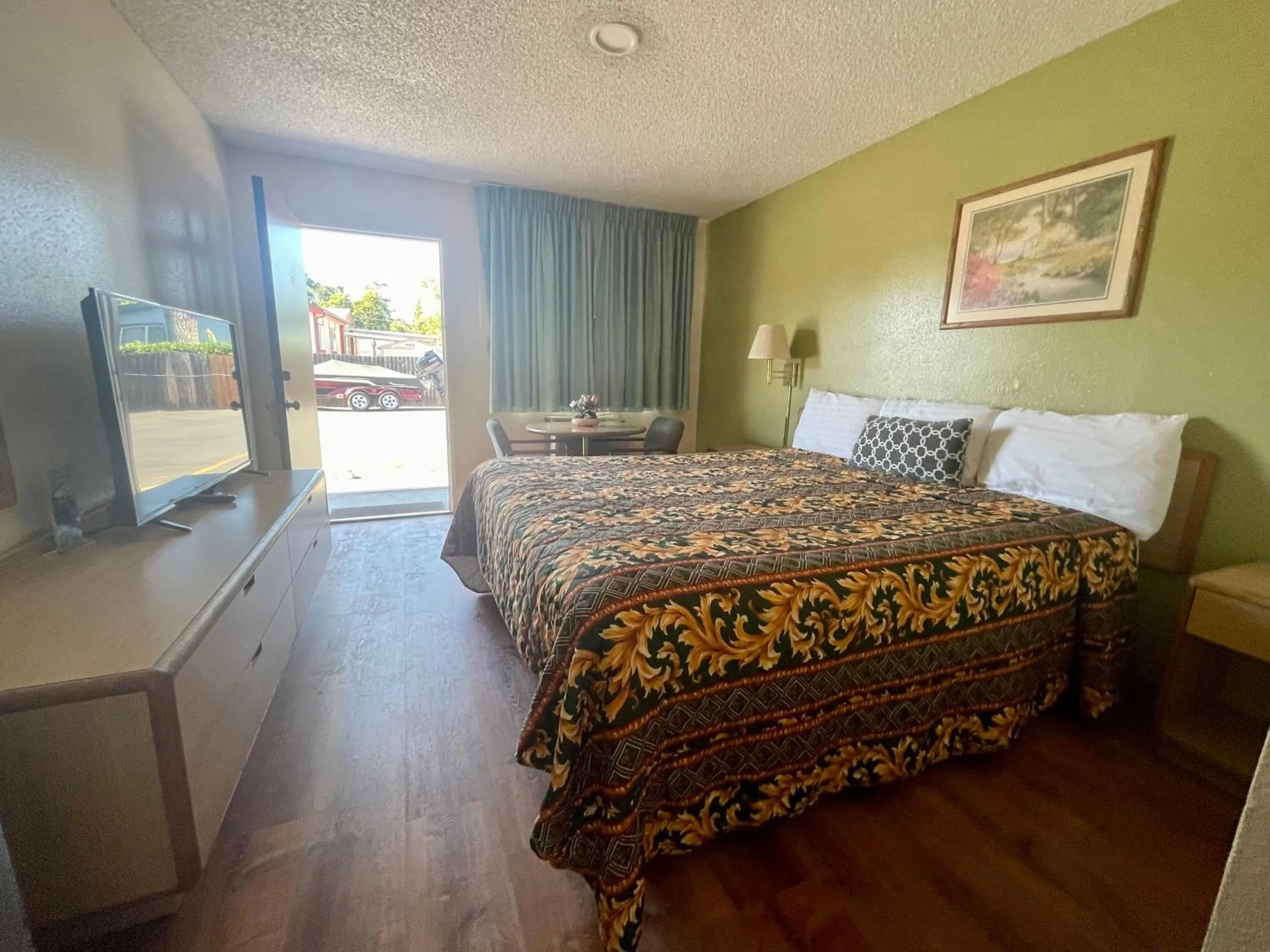 Bedroom, Bed in Regency Inn Lakeport