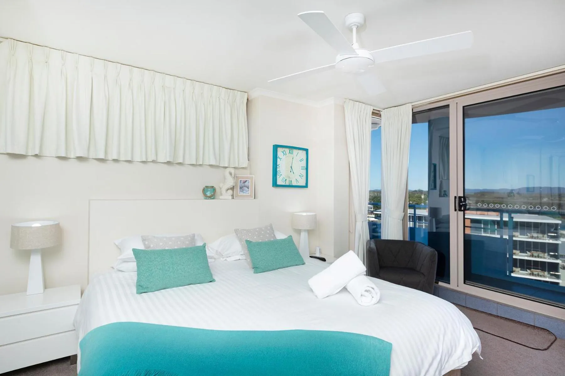 Bedroom, Bed in Beaches International