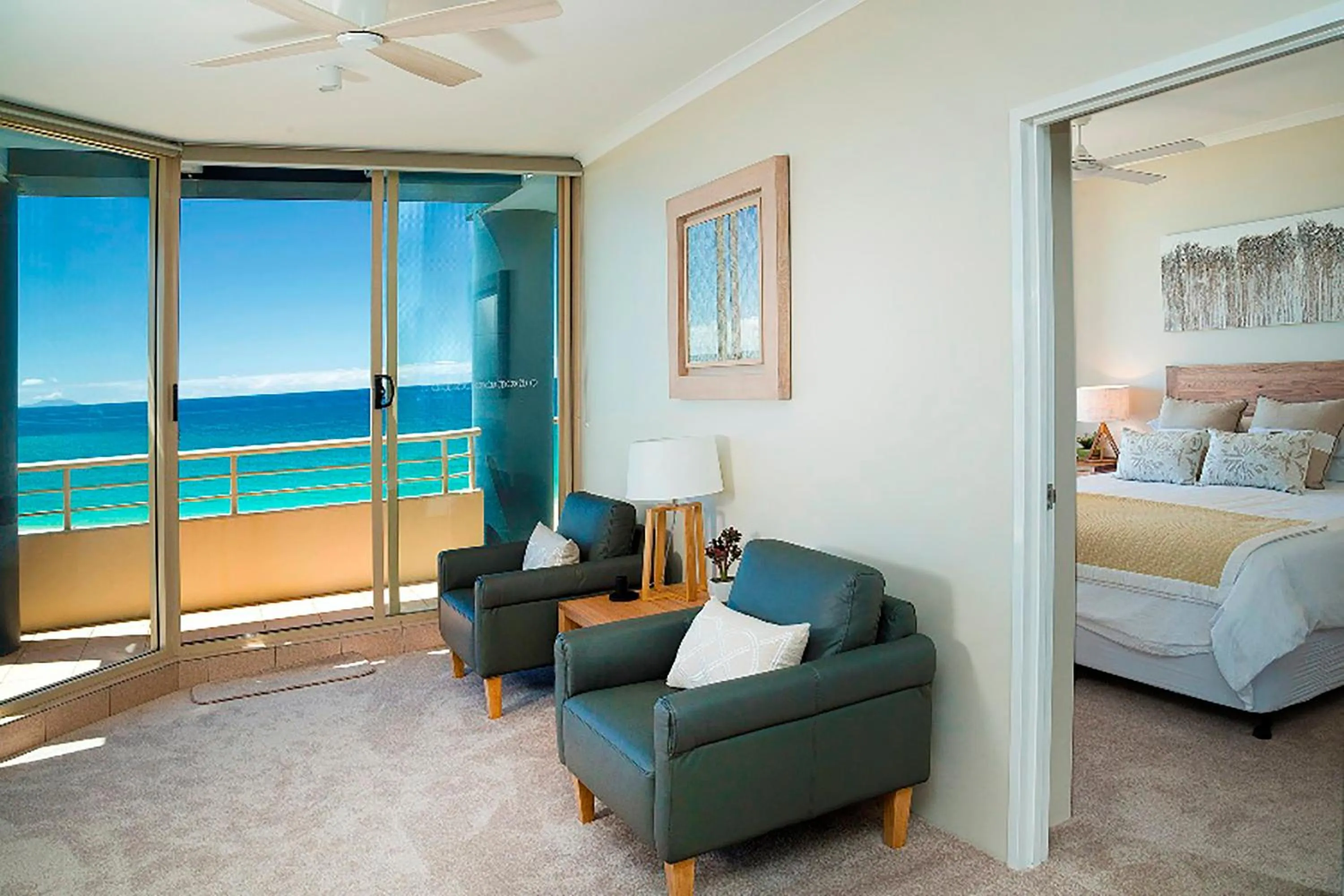 Living room, Bed in Beaches International
