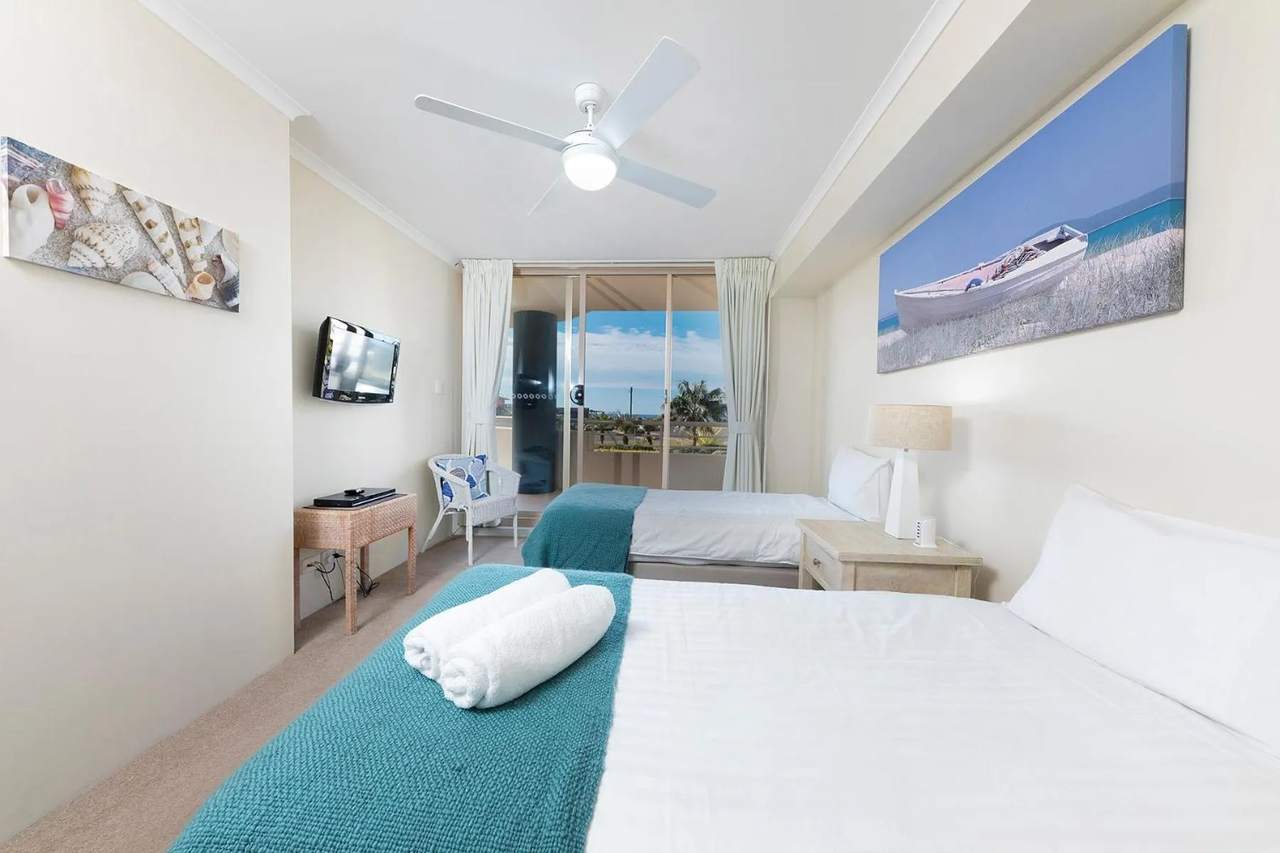 Bedroom, Bed in Beaches International