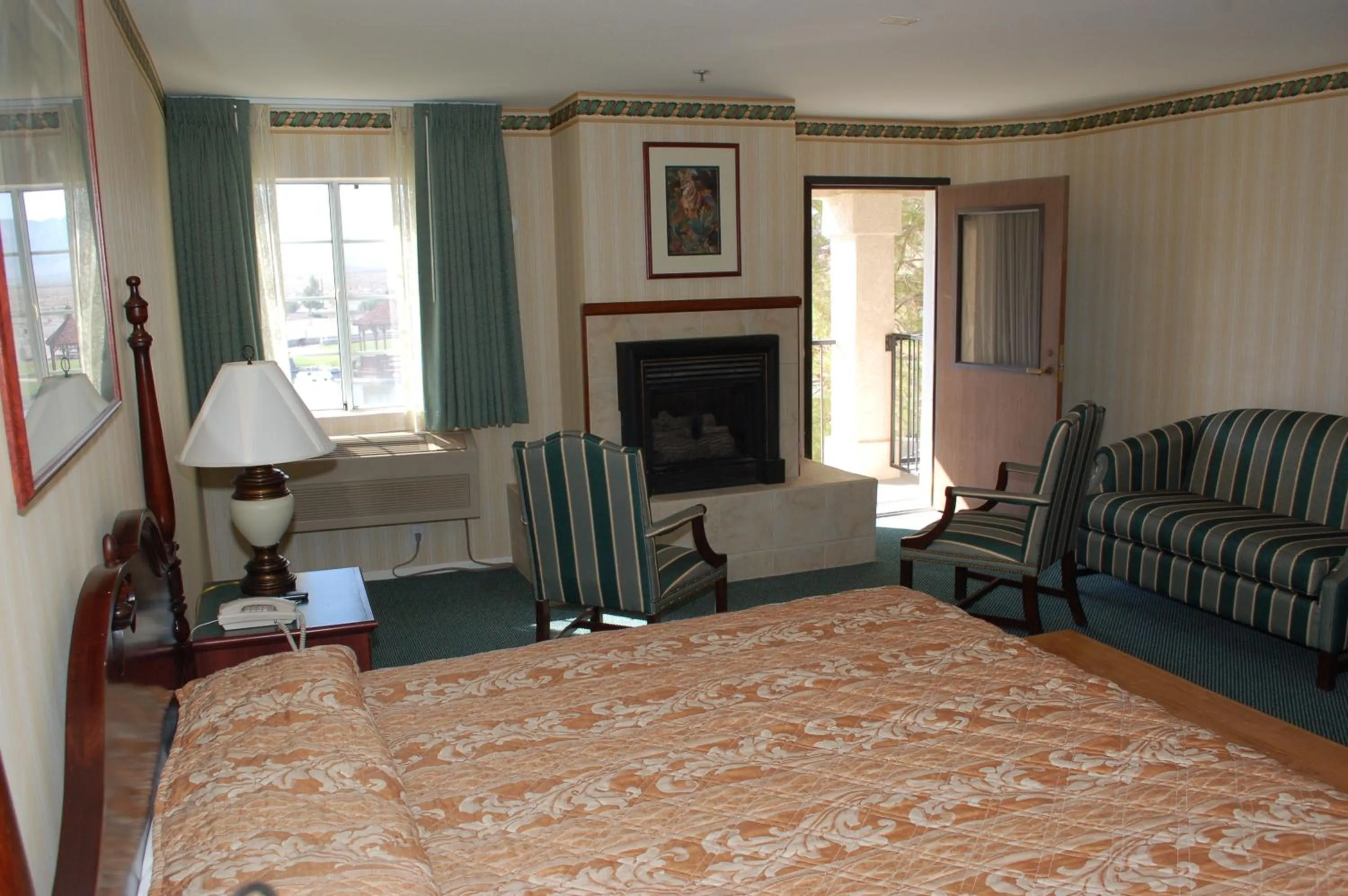 Seating area, Bed in Longstreet Inn & Casino