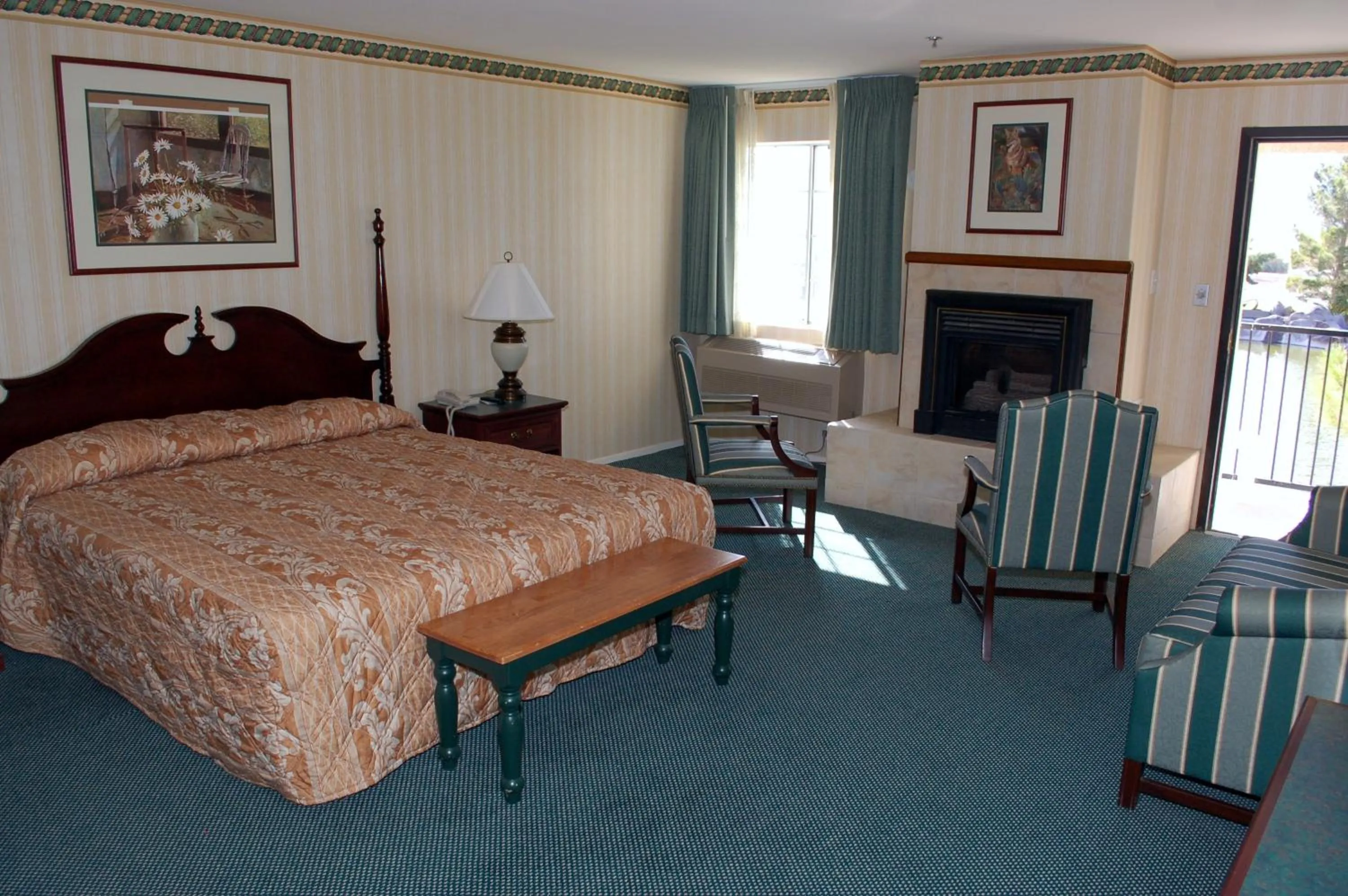 Photo of the whole room, Bed in Longstreet Inn & Casino