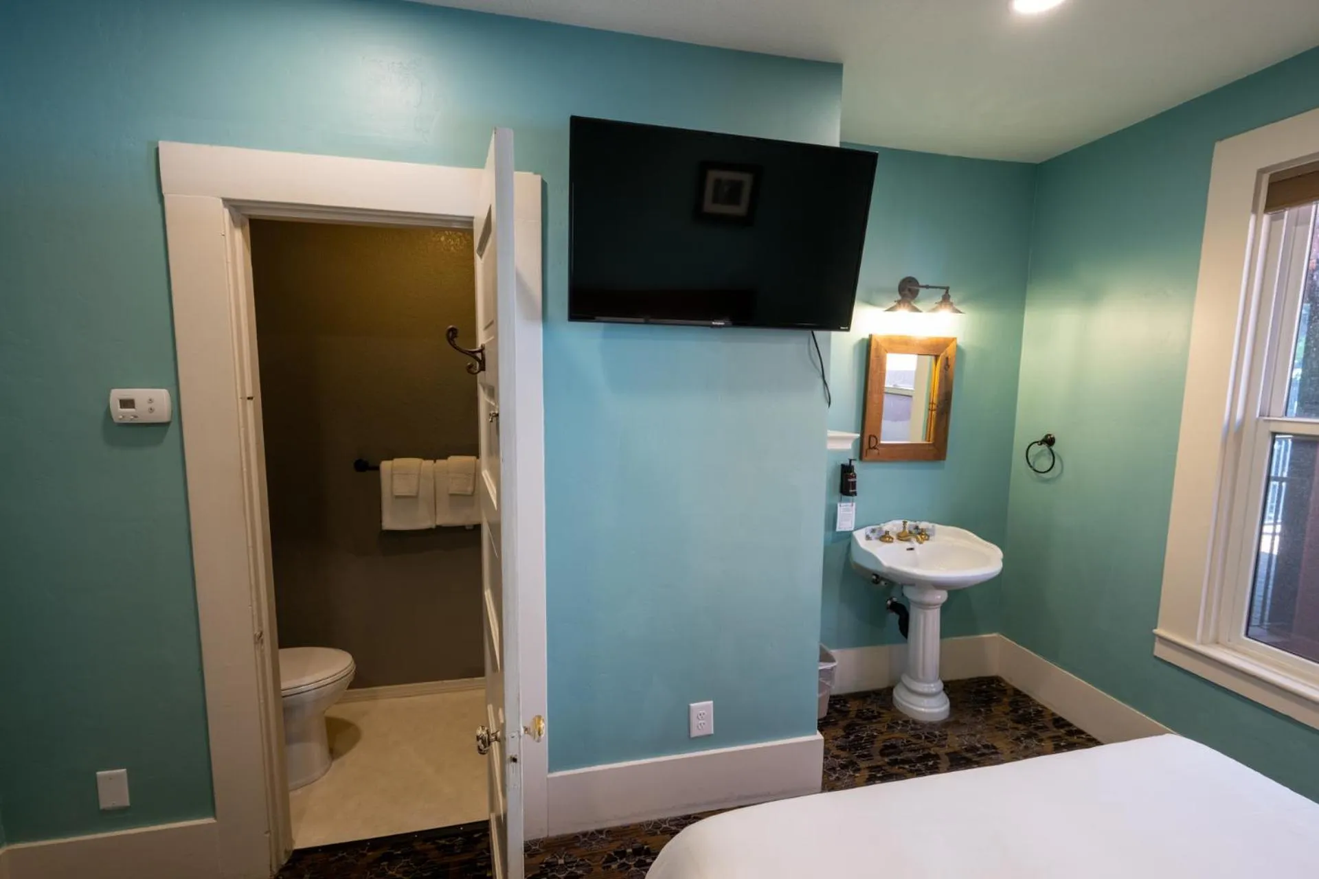 Bathroom, Bed in The Groveland Hotel