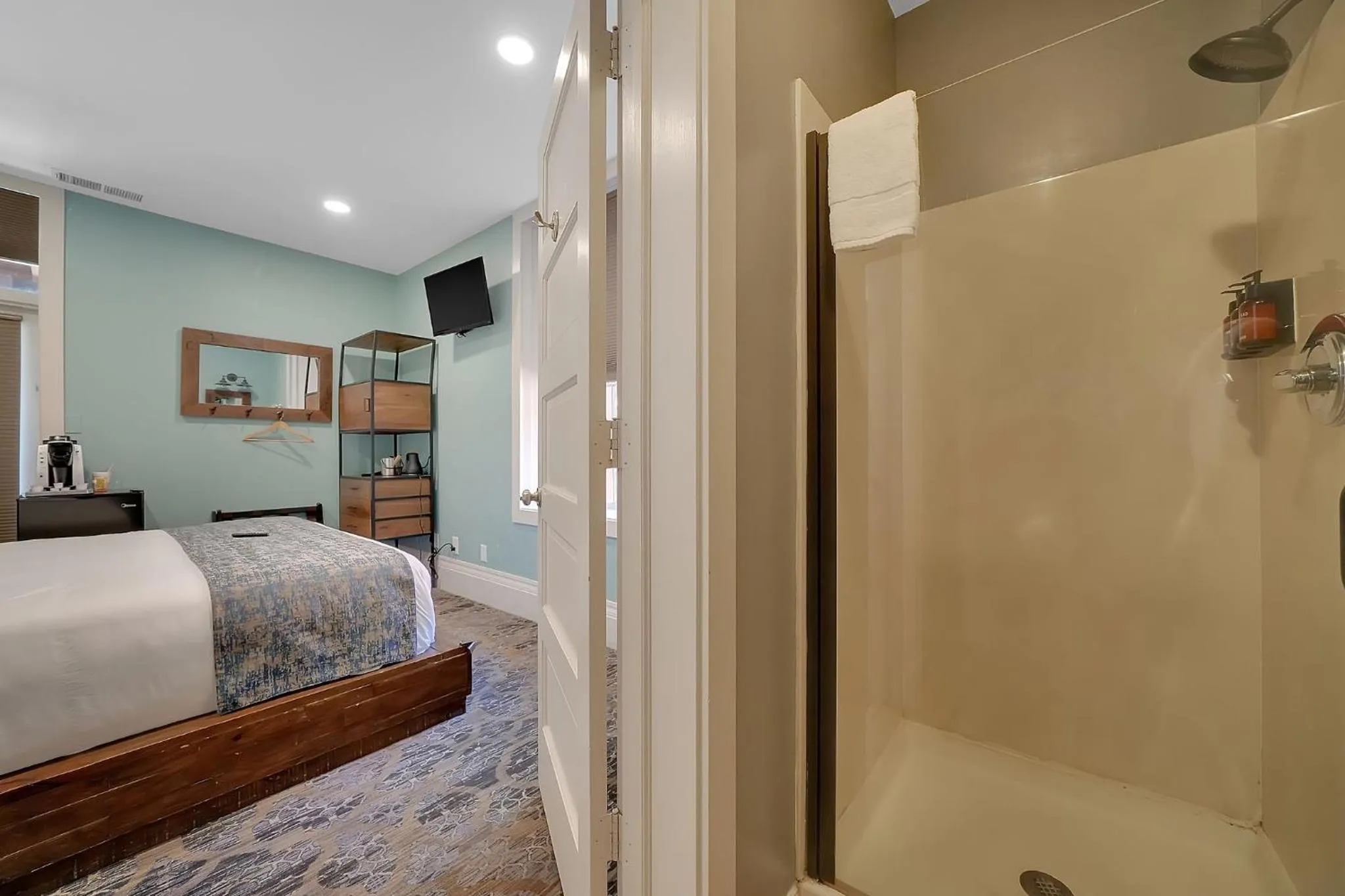 Shower, Bed in The Groveland Hotel