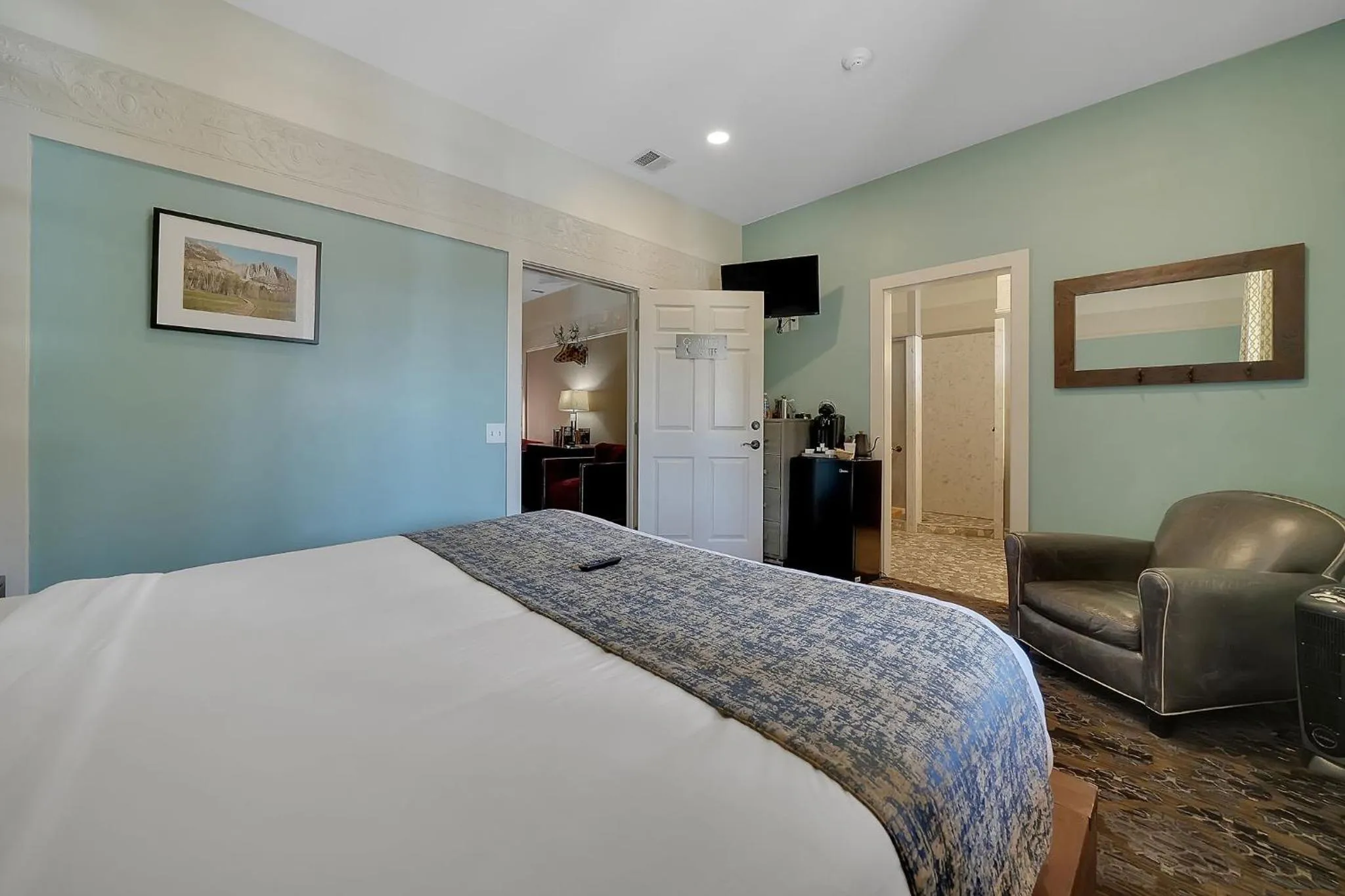 Photo of the whole room, Bed in The Groveland Hotel